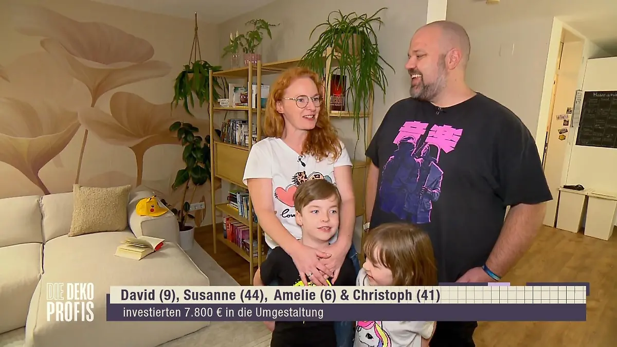 Die Familie sieht ihr neues Wohnzimmer Große Überraschung