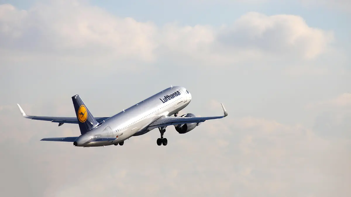  Ein Passagierflugzeug der Lufthansa startet am Flughafen Frankfurt *** A Lufthansa passenger plane takes off at Frankfurt Airport Copyright: xx