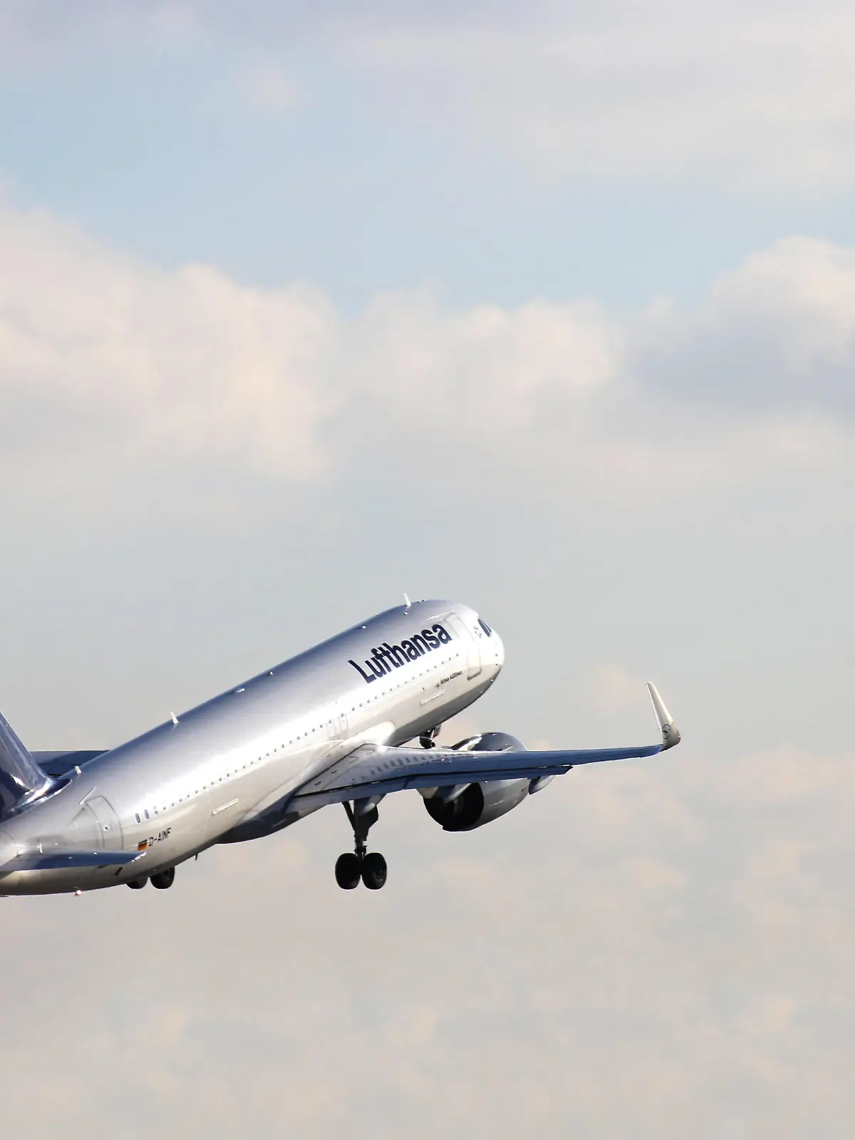  Ein Passagierflugzeug der Lufthansa startet am Flughafen Frankfurt *** A Lufthansa passenger plane takes off at Frankfurt Airport Copyright: xx