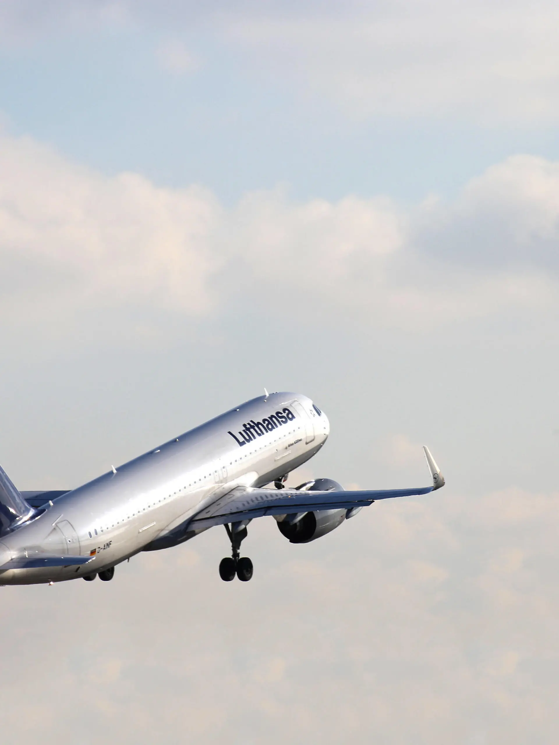  Ein Passagierflugzeug der Lufthansa startet am Flughafen Frankfurt *** A Lufthansa passenger plane takes off at Frankfurt Airport Copyright: xx