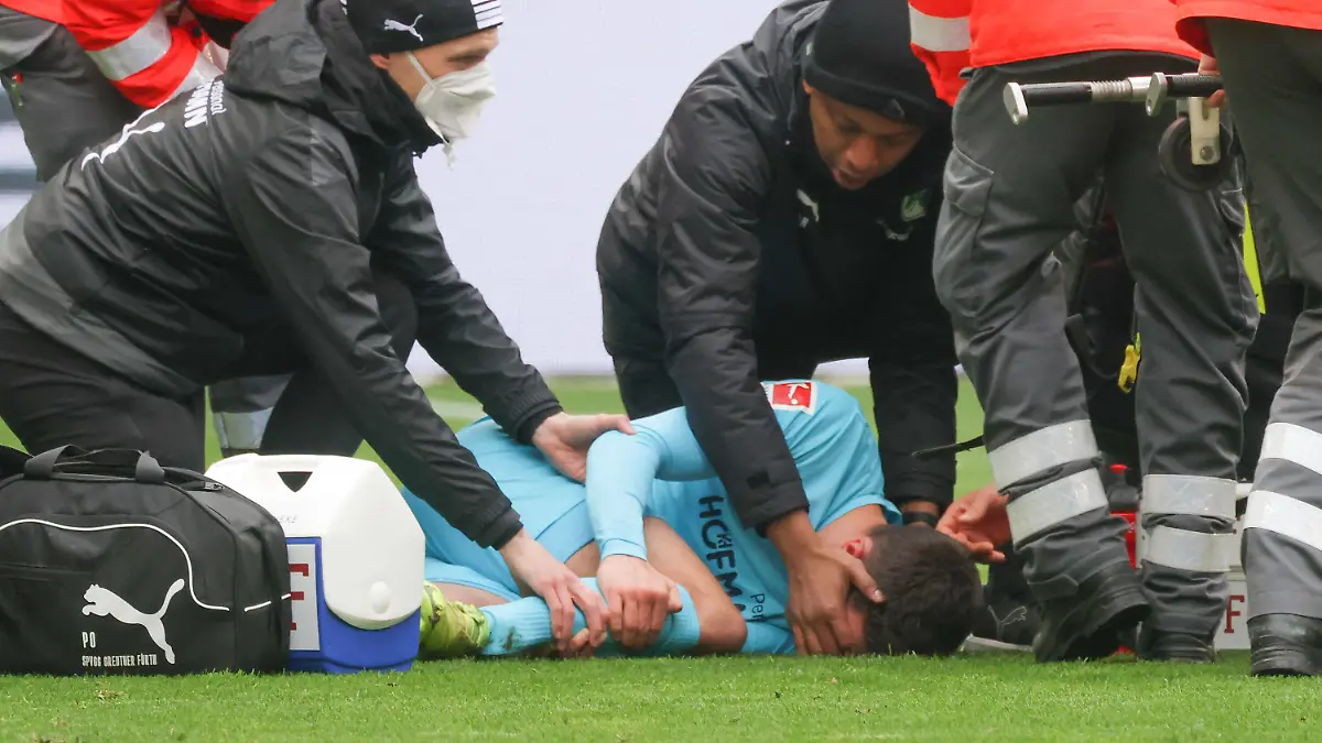 Eintracht Frankfurt - SpVgg Greuther Fürth, 1. FBL Verletzung bei Marco Meyerhöfer SpVgg Greuther Fürth, 18. Bundesligaspiel zwischen Eintracht Frankfurt und der SpVgg Greuther Fürth am 2. April 2022 im Deutsche Bank Park in Frankfurt am Main. Nach Vorgaben der DFL, Deutsche Fußball Liga, ist es untersagt, in dem Stadion und/oder vom Spiel angefertigte Fotoaufnahmen in Form von Sequenzbildern und/oder videoähnlichen Fotostrecken zu verwerten bzw. verwerten zu lassen., Frankfurt am Main Hessen Deutschland Deutsche Bank Park *** Eintracht Frankfurt SpVgg Greuther Fürth, 1 FBL Injury to Marco Meyerhöfer SpVgg Greuther Fürth, 18 Bundesliga match between Eintracht Frankfurt and SpVgg Greuther Fürth on April 2, 2022 at Deutsche Bank Park in Frankfurt am Main According to the requirements of the DFL, German Football League, it is prohibited in the stadium and or from the game made photographs in the form of sequence pictures and or video-like photo series to exploit or to let exploit , Frankfurt am Main Hesse Germany Deutsche Bank Park 