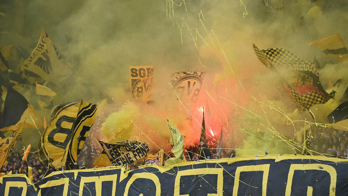 Choreografie der BVB Fans auf der Südtribüne im SignalIduna Park 02.04.2022, Fussball GER, Saison 2021 2022, 1. Bundesliga, 28. Spieltag, Borussia Dortmund - RB Leipzig Foto: Maik Hölter/TEAM2sportphoto Dortmund Nordrhein Westfalen Deutschland *** Choreography of BVB fans on the south stand at SignalIduna Park 02 04 2022, football GER, season 2021 2022, 1 Bundesliga, 28 matchday, Borussia Dortmund RB Leipzig photo Maik Hölter TEAM2sportphoto Dortmund Nordrhein Westfalen Germany Team2