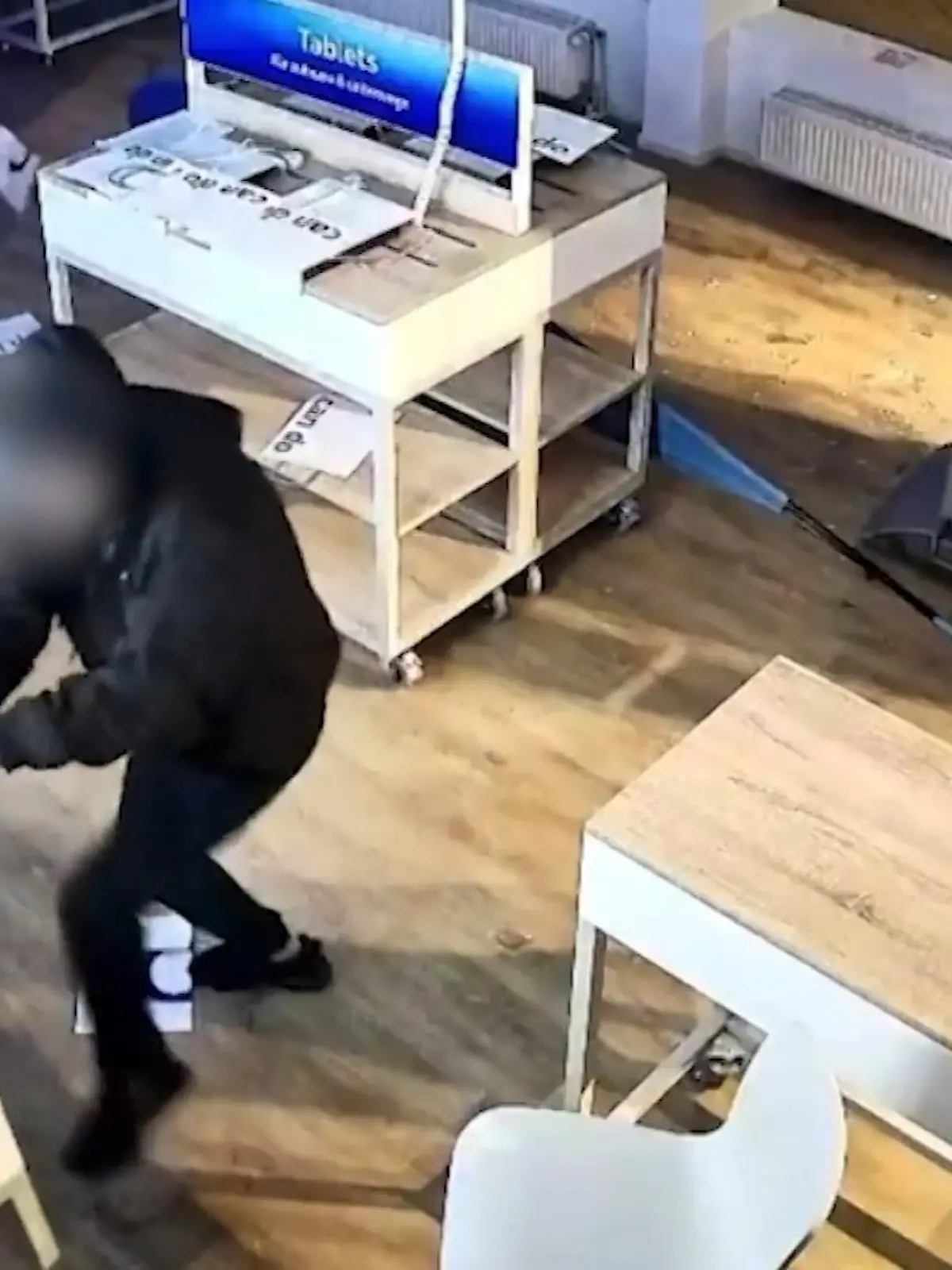 Bild zu: "Unbekannte brechen in Handyshop ein"