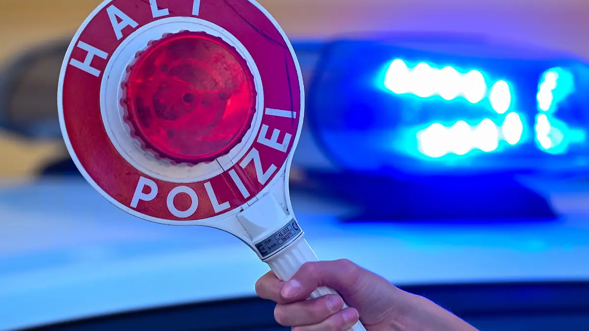 Die Polizei führte auf der Autobahn eine Kontrolle durch. (Symbolbild)