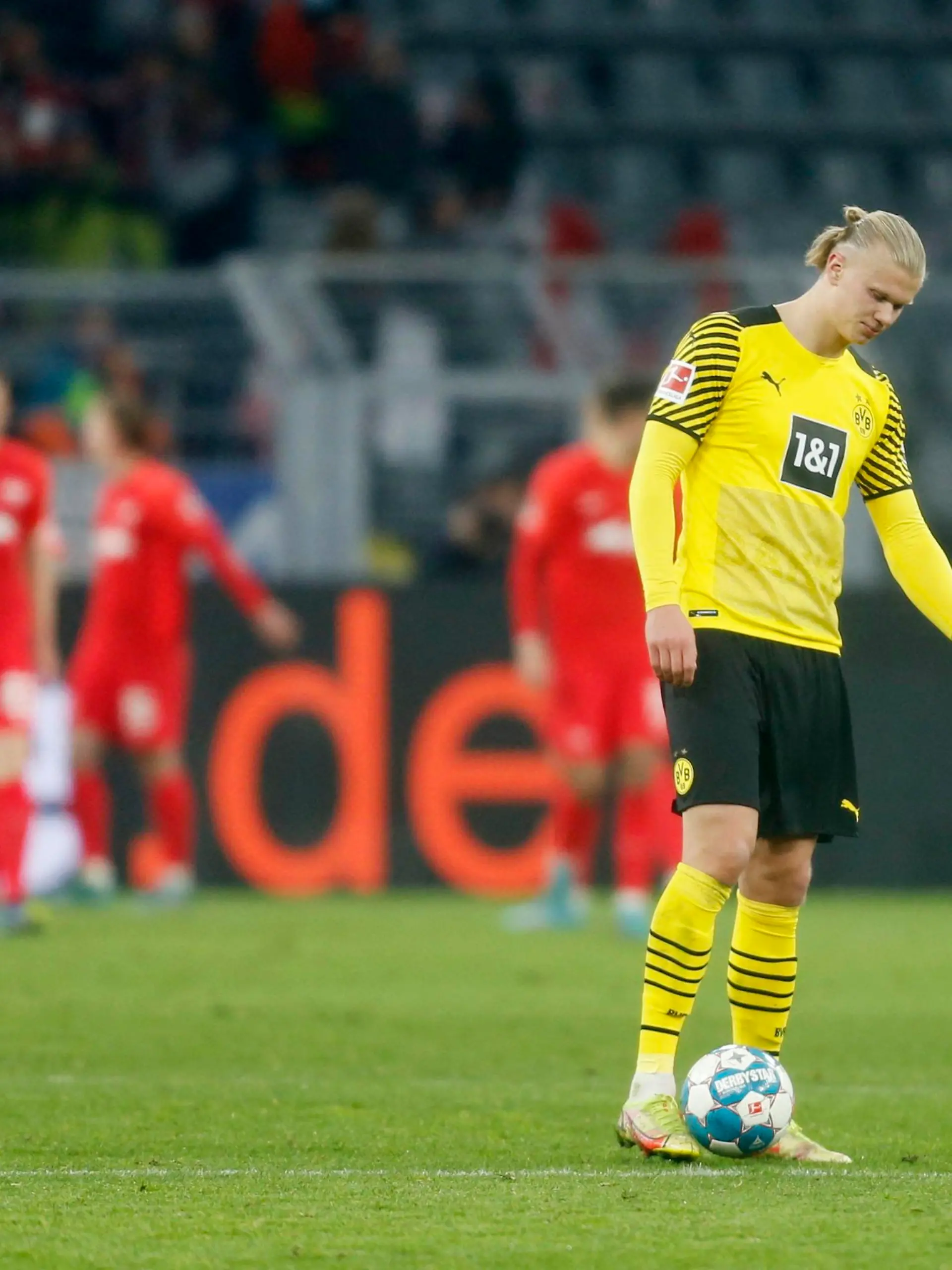 Soccer Football - Bundesliga - Borussia Dortmund v RB Leipzig - Signal Iduna Park, Dortmund, Germany - April 2, 2022 Borussia Dortmund's Erling Braut Haaland looks dejected after RB Leipzig's Dani Olmo scored their fourth goal REUTERS/Leon Kuegeler DFL REGULATIONS PROHIBIT ANY USE OF PHOTOGRAPHS AS IMAGE SEQUENCES AND/OR QUASI-VIDEO.