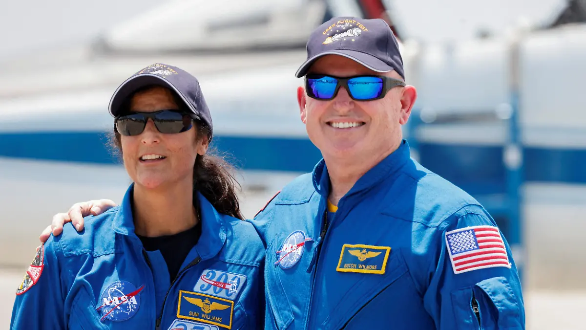 DATEI-FOTO: Die NASA-Astronauten Butch Wilmore und Suni Williams posieren vor dem Start von Boeings Starliner-1 Crew Flight Test (CFT) in Cape Canaveral, Florida, USA, am 25. April 2024. REUTERS/Joe Skipper/File Photo