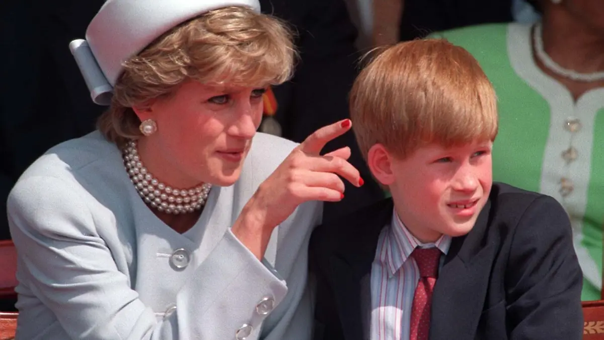Prinz Harry mit seiner Mutter Diana bei einer Veranstaltung im Jahr 1995.