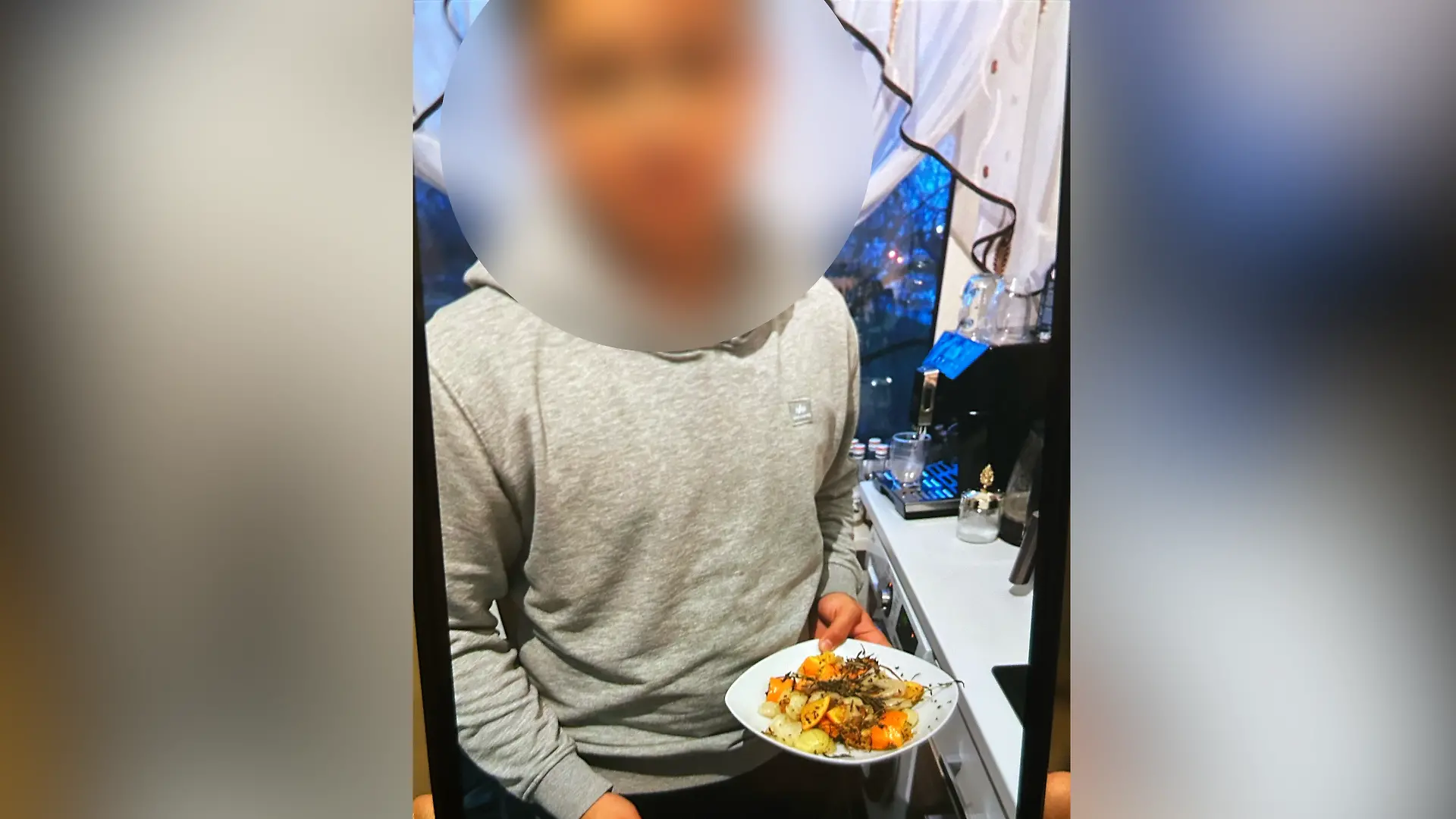 Der Teenager befindet sich aufgrund einer psychischen Erkrankung auf dem Geisteszustand eines sechsjährigen Kindes.