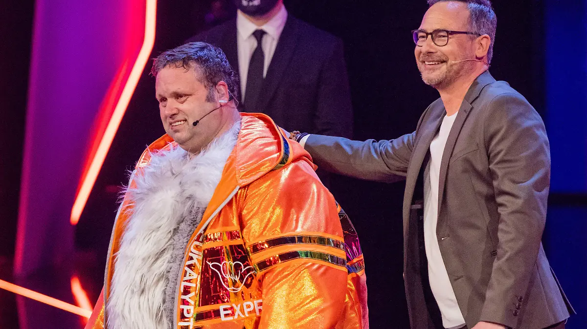 02.04.2022, Nordrhein-Westfalen, Köln: Paul Potts (l), britischer Tenor, steht als Figur "Der Koala" in der Prosieben-Show "The Masked Singer" auf der Bühne neben Matthias Opdenhövel, Moderator. Foto: Rolf Vennenbernd/dpa +++ dpa-Bildfunk +++