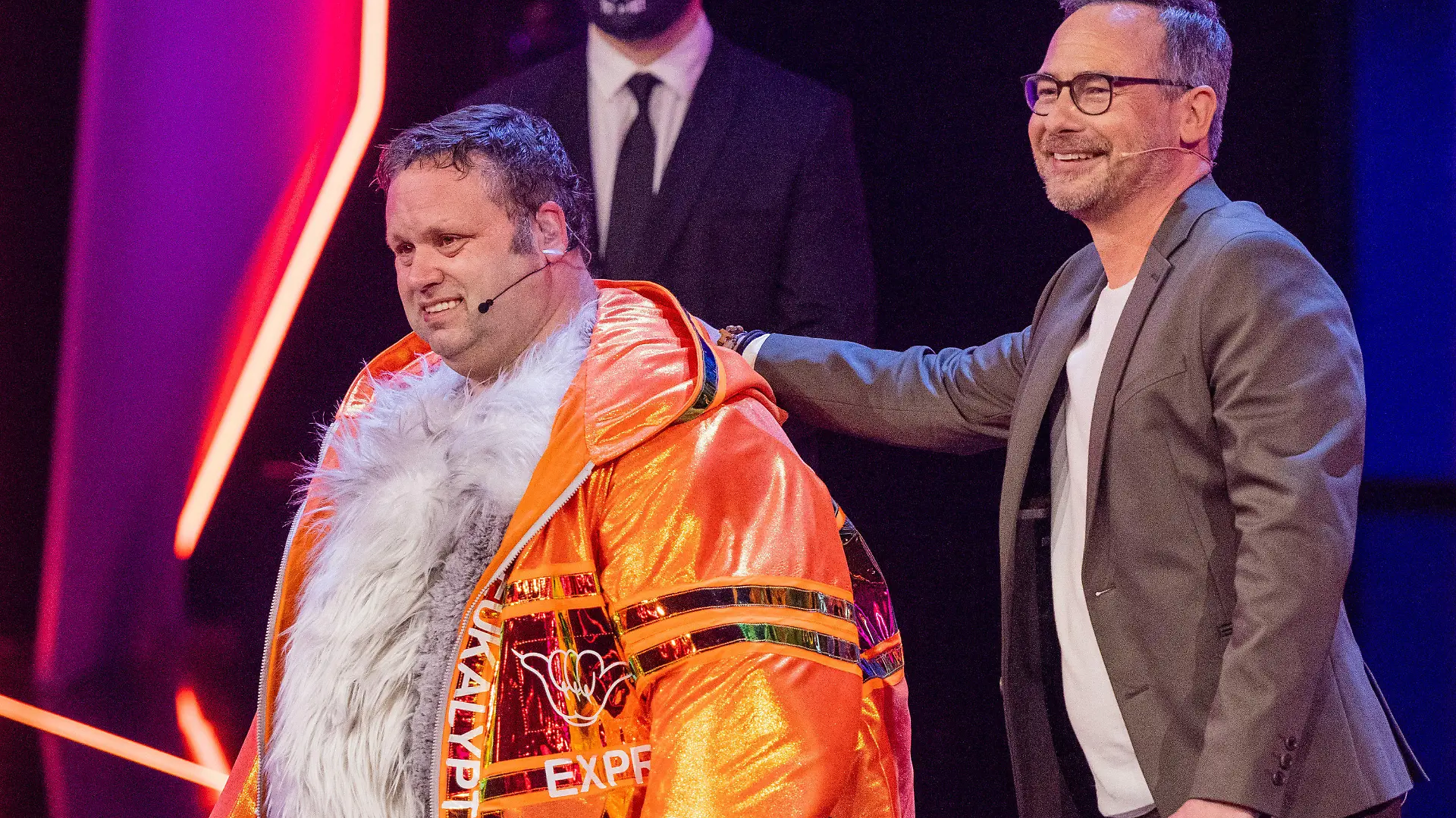 02.04.2022, Nordrhein-Westfalen, Köln: Paul Potts (l), britischer Tenor, steht als Figur "Der Koala" in der Prosieben-Show "The Masked Singer" auf der Bühne neben Matthias Opdenhövel, Moderator. Foto: Rolf Vennenbernd/dpa +++ dpa-Bildfunk +++