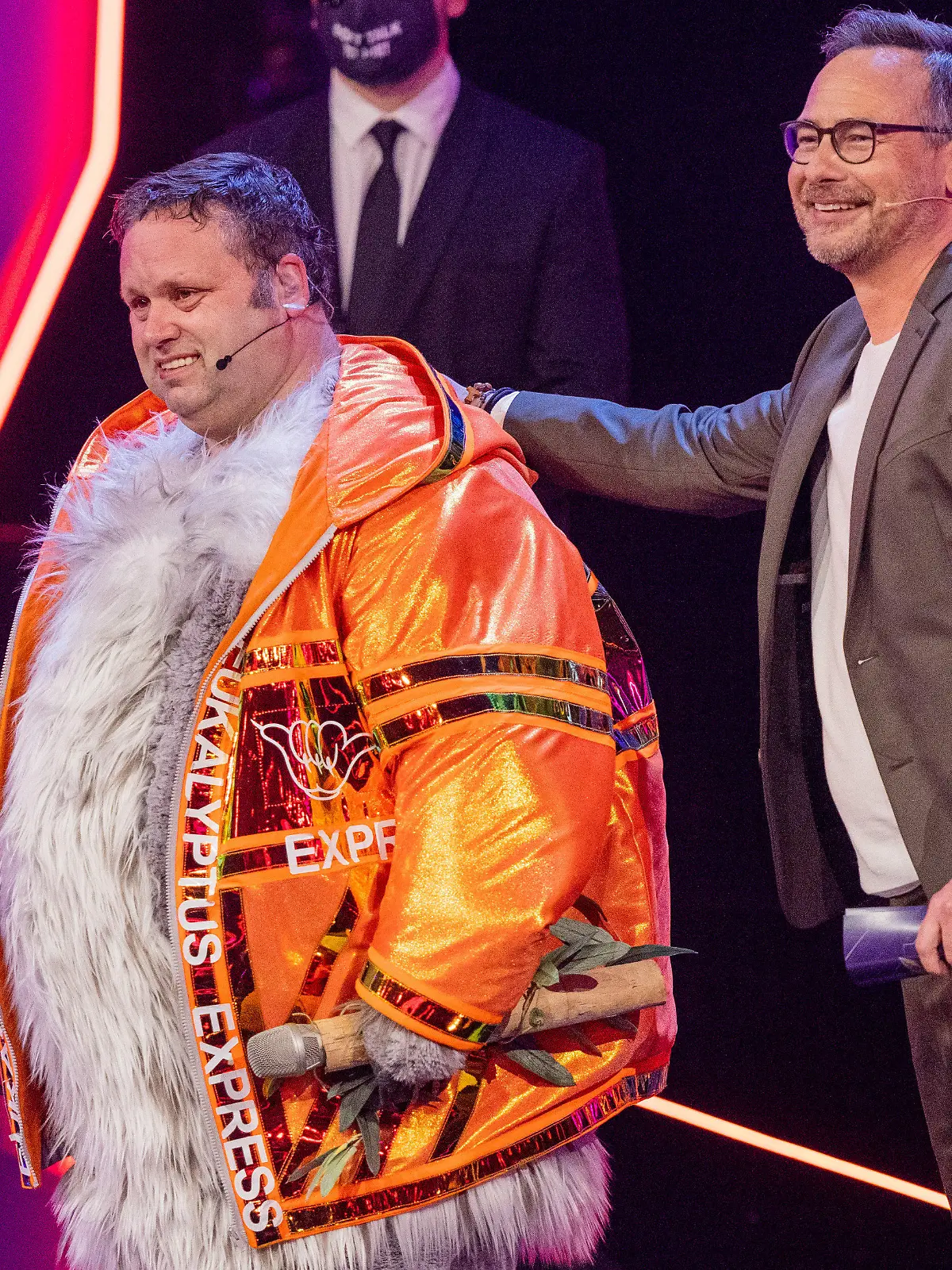 02.04.2022, Nordrhein-Westfalen, Köln: Paul Potts (l), britischer Tenor, steht als Figur "Der Koala" in der Prosieben-Show "The Masked Singer" auf der Bühne neben Matthias Opdenhövel, Moderator. Foto: Rolf Vennenbernd/dpa +++ dpa-Bildfunk +++