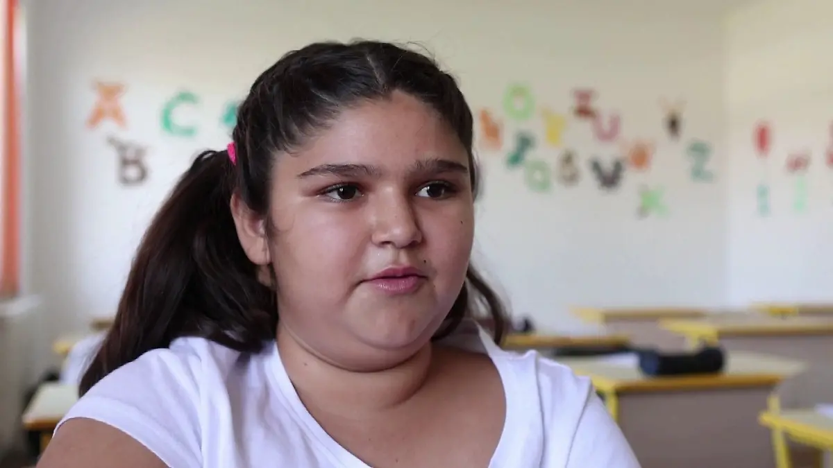 Ana-Maria Neagu (11) liebt den Unterricht mit Rodia, dem Huhn.