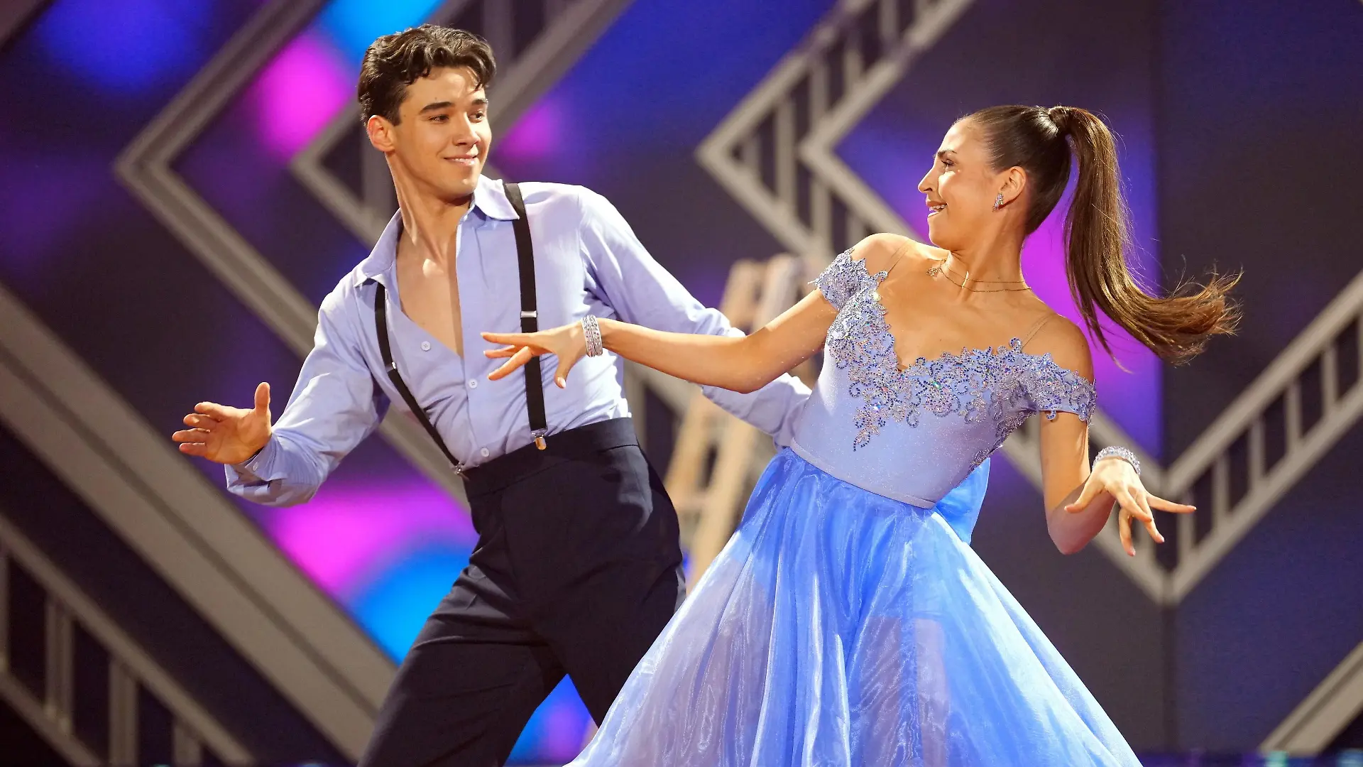 Diego Pooth und Ekaterina Leonova tanzen Quickstep.
+++ Die Verwendung des sendungsbezogenen Materials ist nur mit dem Hinweis und Verlinkung auf RTL+ gestattet. +++