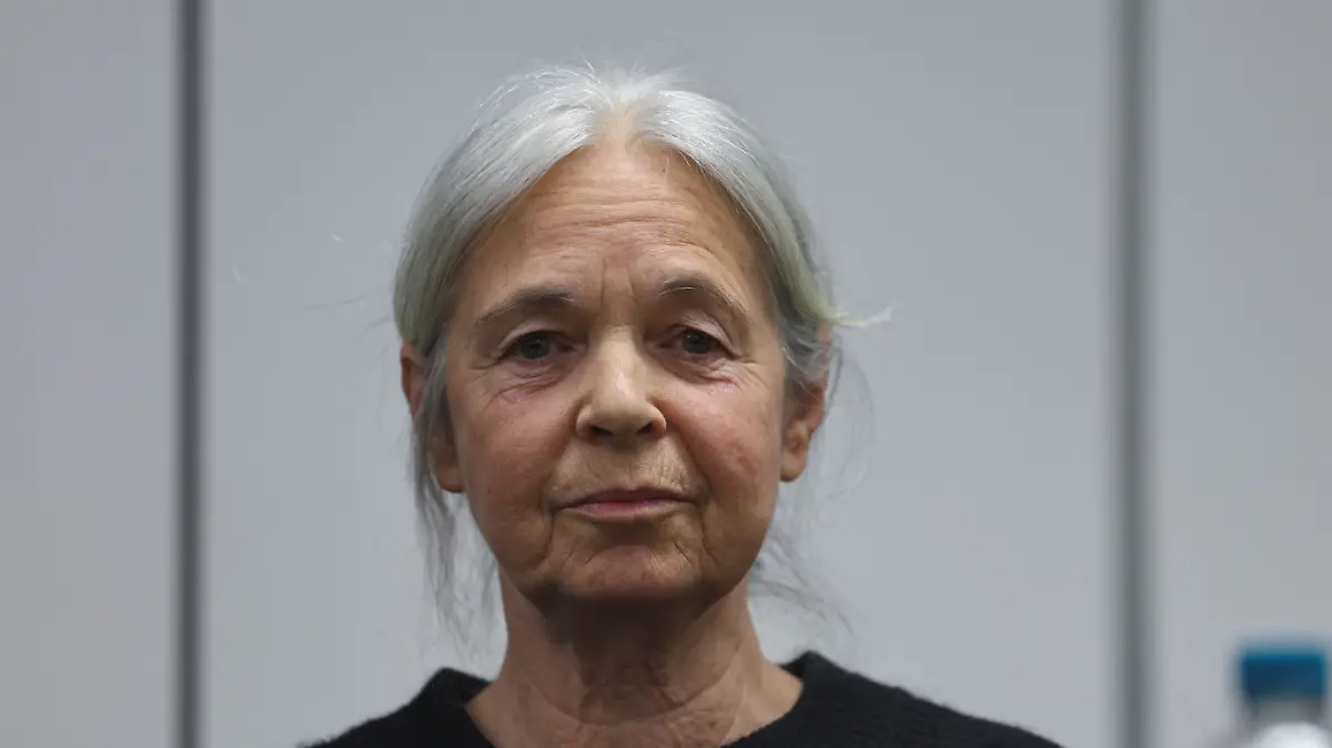 25.03.2025, Niedersachsen, Celle: Daniela Klette steht im Oberlandesgericht Celle im Gerichtssaal. Die Ermittler werfen Klette versuchten Mord, unerlaubten Waffenbesitz sowie versuchten und vollendeten schweren Raub vor. Es geht um Raubüberfälle auf Geldtransporter und Supermärkte in Niedersachsen, Nordrhein-Westfalen und Schleswig-Holstein. Foto: Wolfgang Rattay/Reuters/Pool/dpa +++ dpa-Bildfunk +++