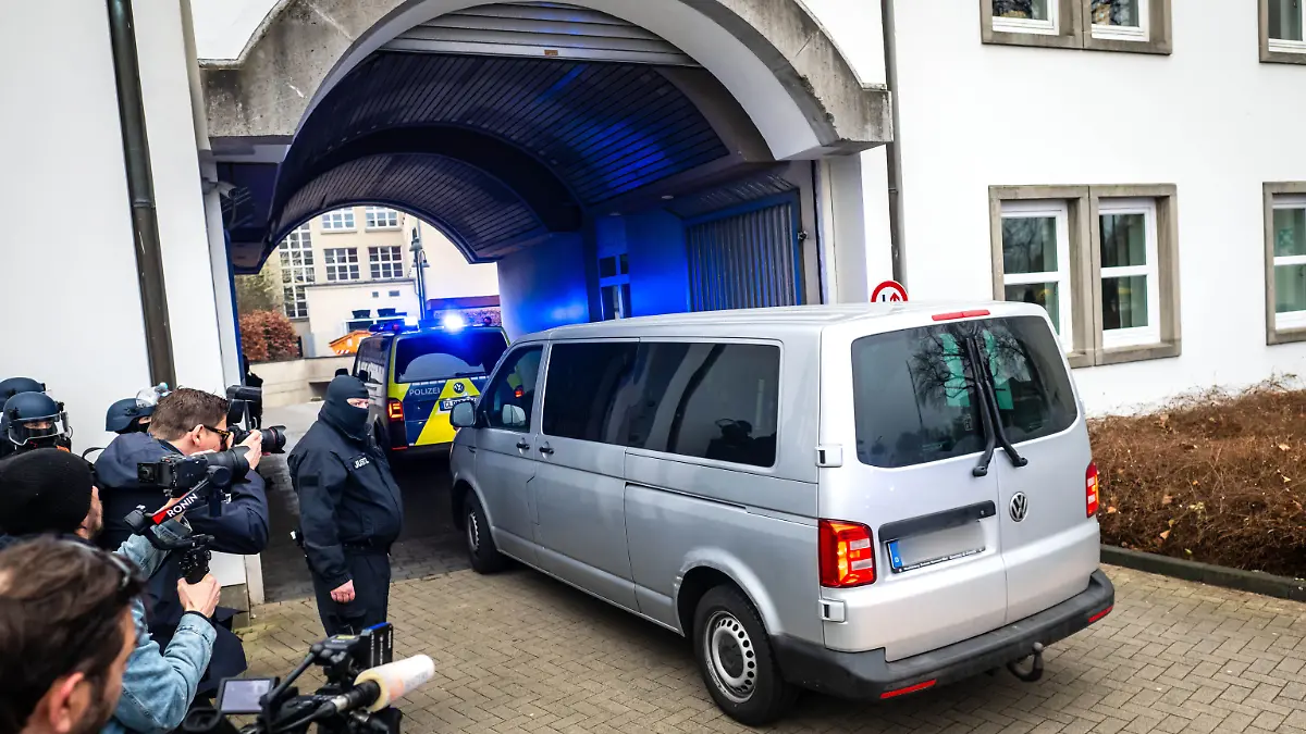 dpatopbilder - 25.03.2025, Niedersachsen, Celle: Daniela Klette kommt mit einem grauen Transporter am Oberlandesgericht Celle an. Die Ermittler werfen Klette versuchten Mord, unerlaubten Waffenbesitz sowie versuchten und vollendeten schweren Raub vor. Es geht um Raubüberfälle auf Geldtransporter und Supermärkte in Niedersachsen, Nordrhein-Westfalen und Schleswig-Holstein. Foto: Sina Schuldt/dpa - ACHTUNG: Das Kennzeichen wurde aus rechtlichen Gründen gepixelt +++ dpa-Bildfunk +++