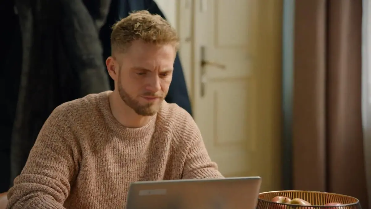Paul will sich selbst ein Bild davon machen, was Kate von ihrer Freundin geschickt bekommt. 