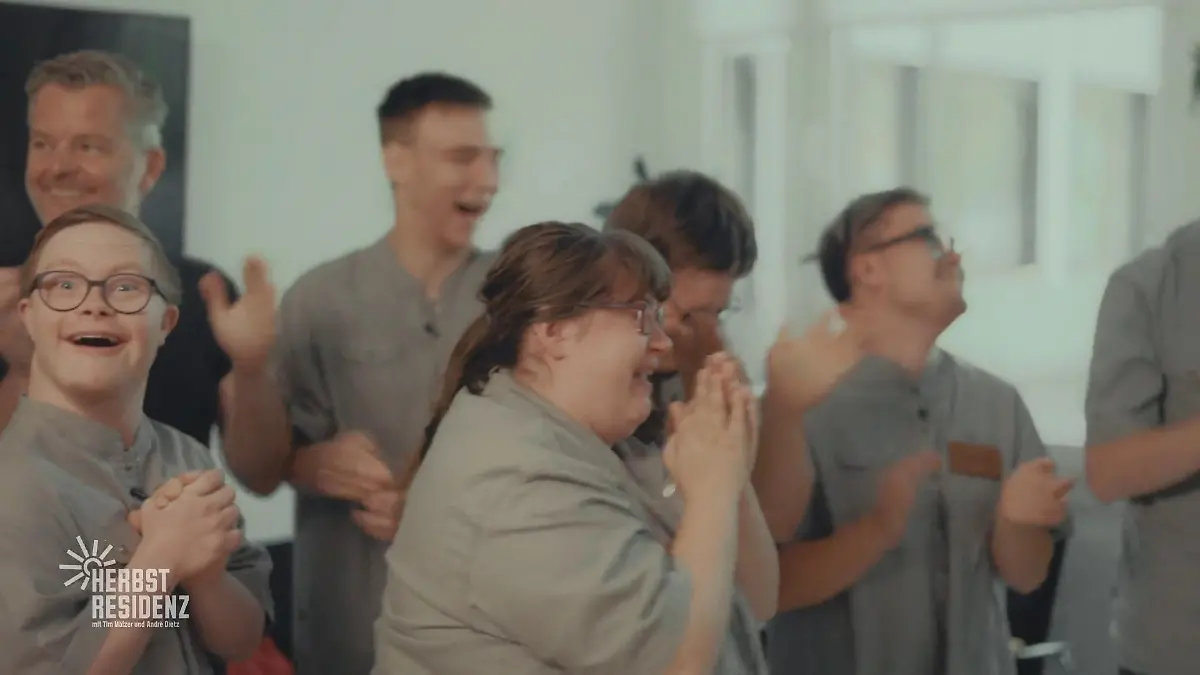 Riesen-Jubel bei den Azubis Der Heimleiter hat eine tolle Überraschung