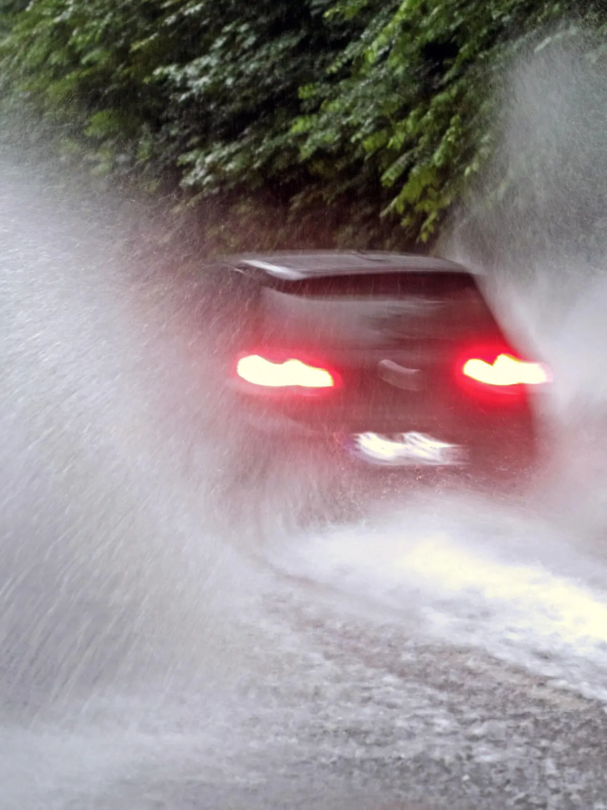  Unwetter in Essen GPS Standortwarnung vor einem Unwetter in Essen vor schweren Gewittern mit heftigen Starkregen und Hagel. Den Essener Vorort Überruhr hat es mit heftigen Regenfällen und teils überschwemmten Straßen getroffen. Essen Nordrhein-Westfalen Deutschland Überruhr *** Thunderstorm in Essen GPS location warning of a thunderstorm in Essen of heavy thunderstorms with heavy rain and hail The Essen suburb Überruhr has been hit with heavy rain and partly flooded streets Essen North Rhine Westphalia Germany Überruhr