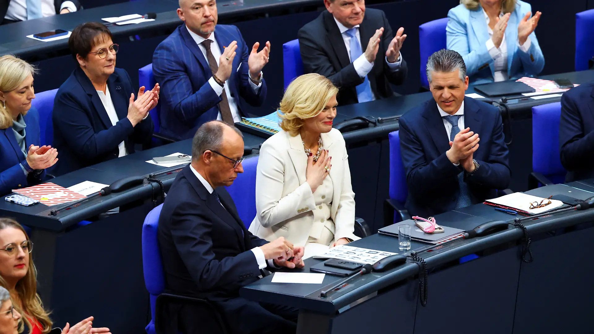 Artiger Applaus für Julia Klöckner von den Kolleginnen und Kollegen 