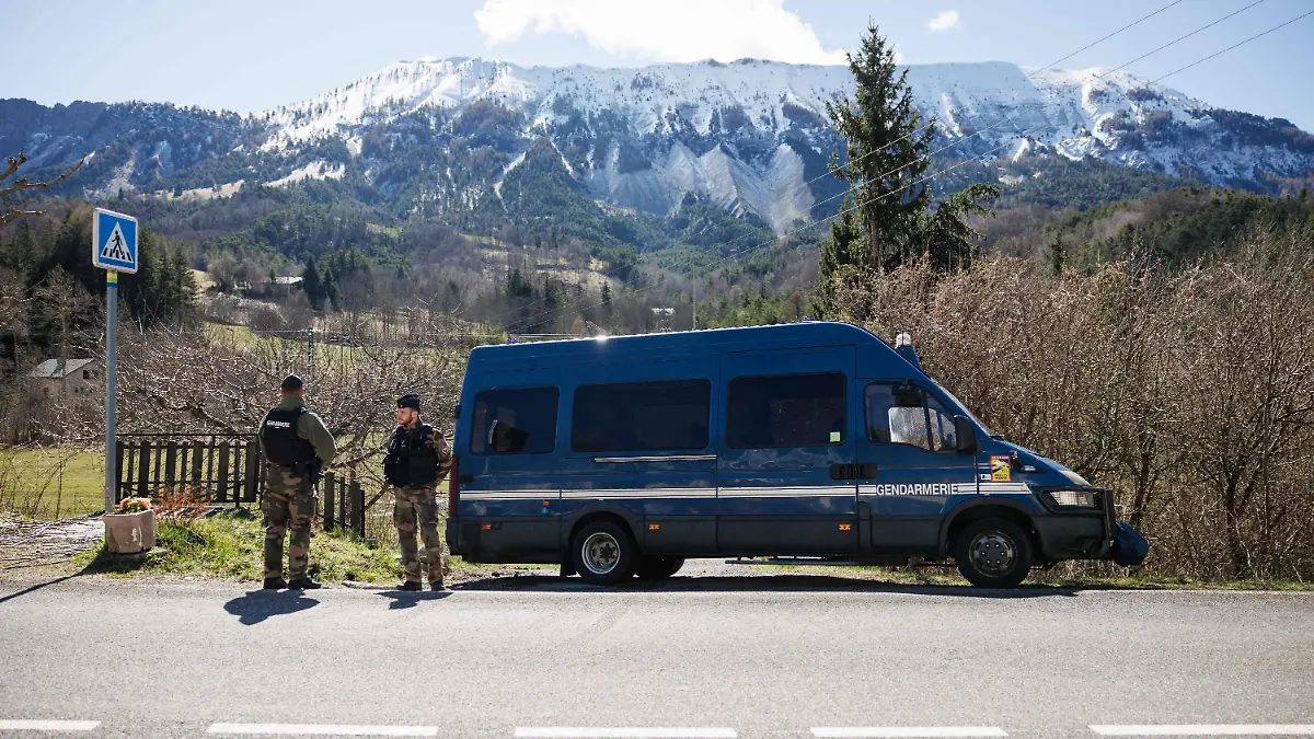 ARCHIV - 02.04.2024, Frankreich, Le Vernet: Französische Gendarmen sichern das kleine Dorf Le Haut-Vernet in den französischen Südalpen. Mehr als anderthalb Jahre nach dem Verschwinden des zweijährigen Émile in Frankreich sind die Großelten des Kindes ins Visier der Ermittler gerückt. (zu dpa: «Tod des kleinen Émile: Großeltern in Polizeigewahrsam») Foto: Clement Mahoudeau/AFP/dpa +++ dpa-Bildfunk +++
