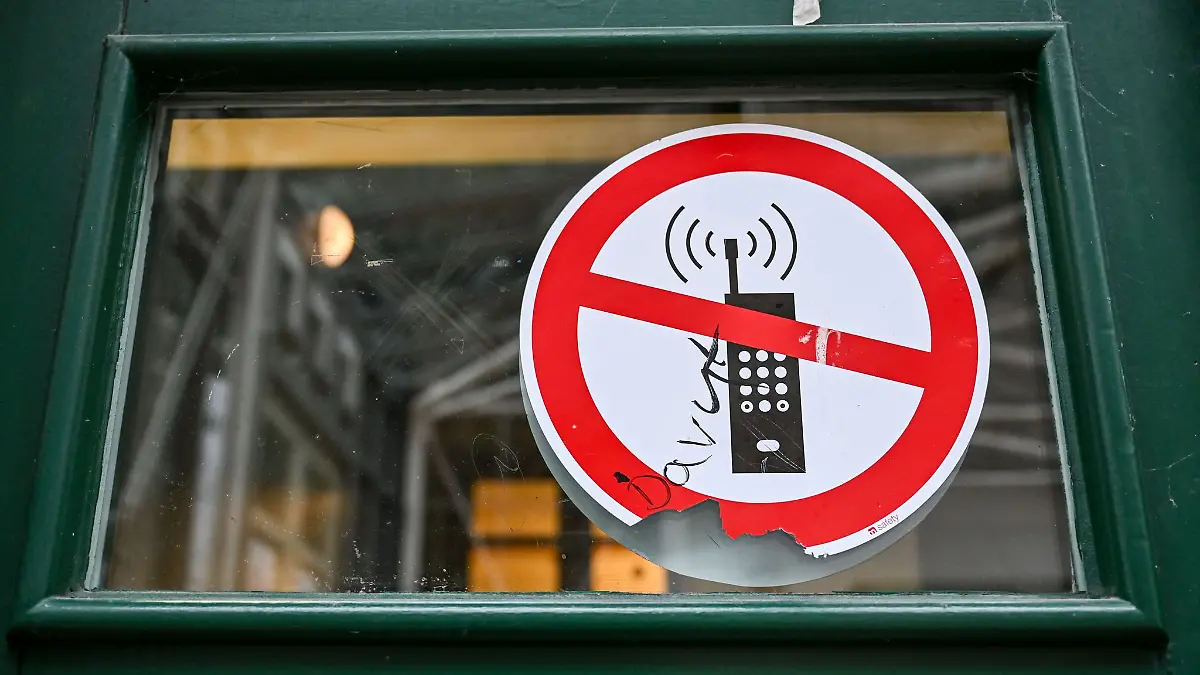 Fröhlich freies Daddeln am Handy ist bald auch an den rund 5.500 Schulen in Nordrhein-Westfalen Geschichte –Primarschülern droht gar ein Verbot auf dem Gelände. (Symbolbild)