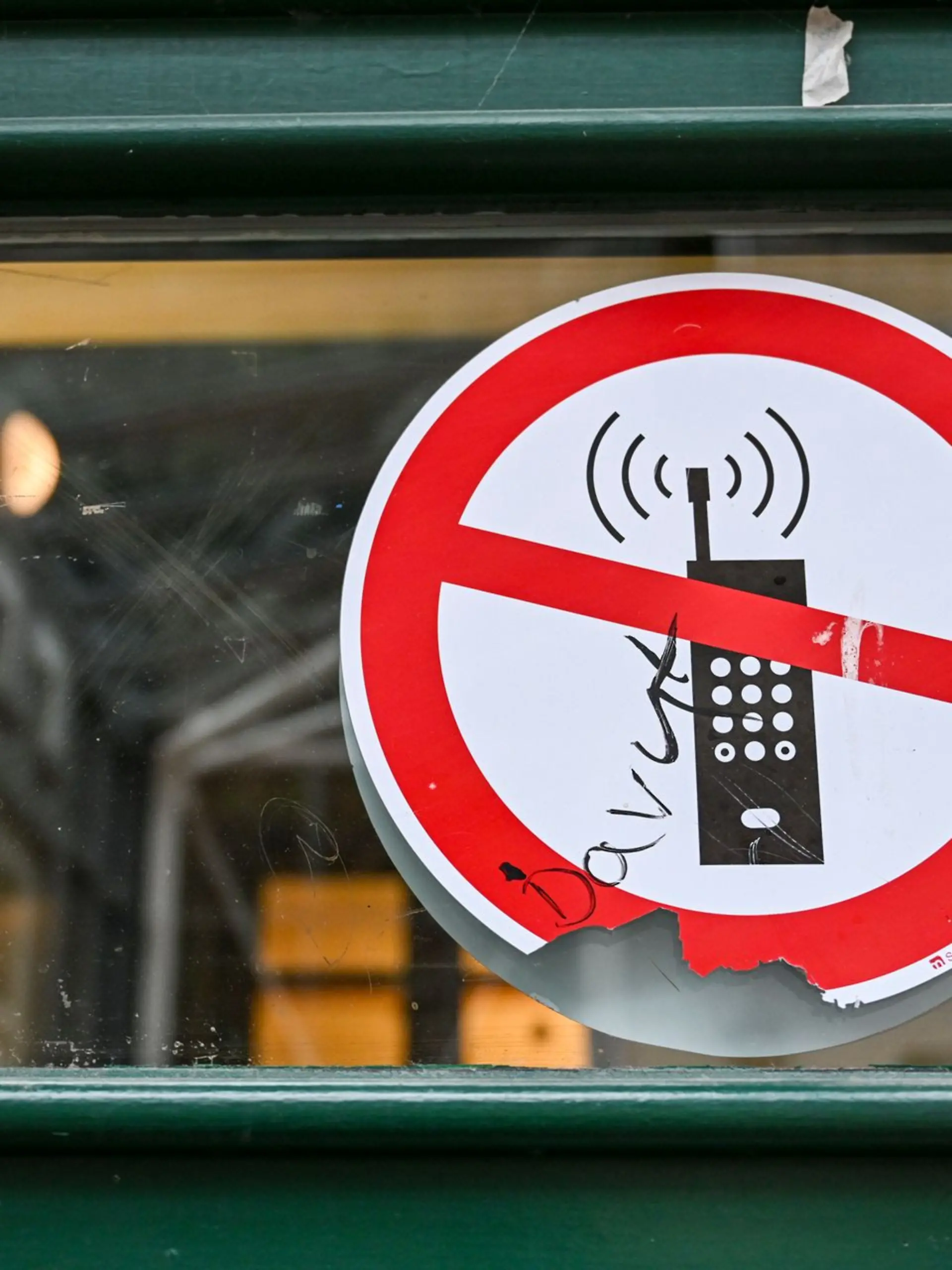 Bild zu: "Bald Handy-Verbot an Schulen in NRW?"