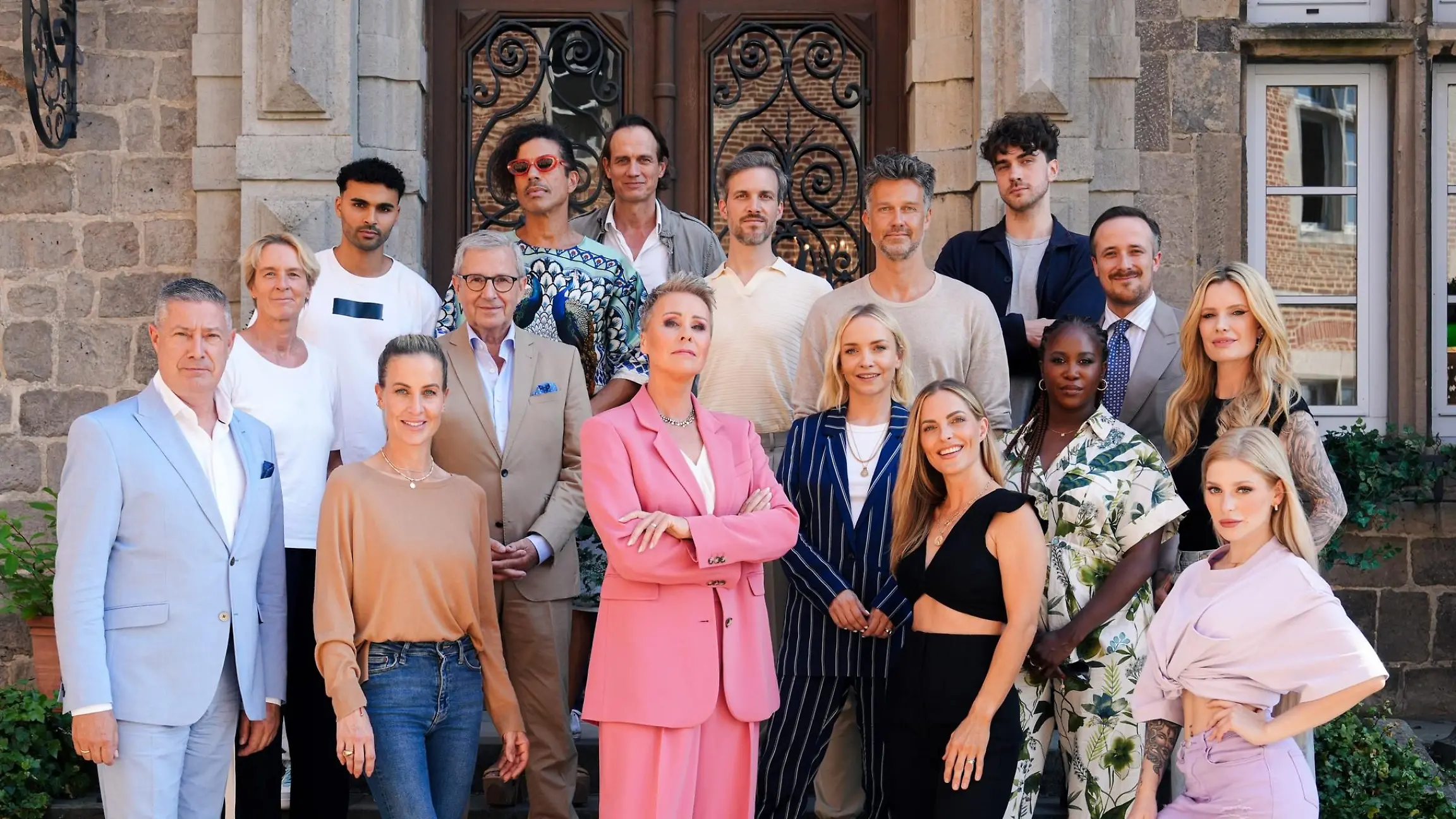 Der Cast von die Verräter - V.o.l.: Ralf Bauer, Younes Zarou, Jorge González, Thaddäus Meilinger, Wayne Carpendale, Timon Krause, Joe laschet, Martina Voss-Tecklenburg, Jan Hofer, Janin Ullmann, Motsi Mabuse, Mirja du Mont, Joachim Llambi, Charlotte Würdig, Sonja Zietlow, Sandy Mölling und Marie Reim