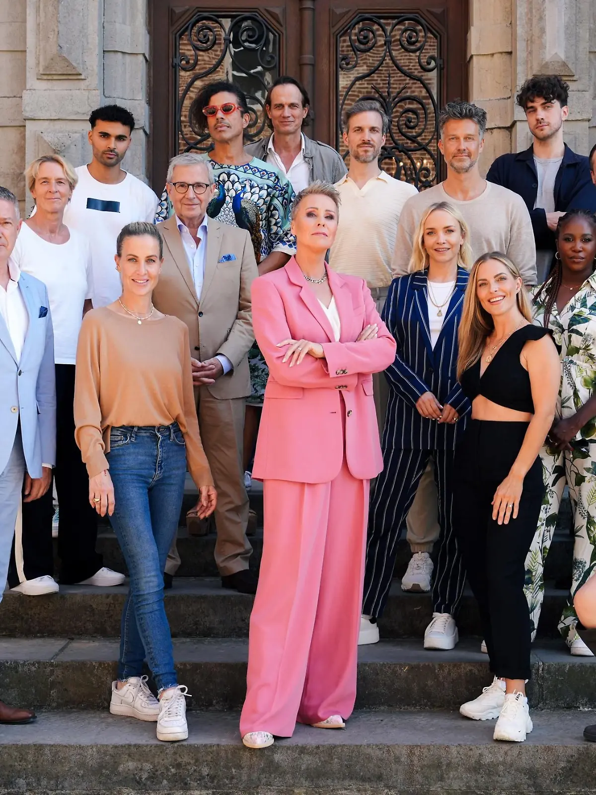 Der Cast von die Verräter - V.o.l.: Ralf Bauer, Younes Zarou, Jorge González, Thaddäus Meilinger, Wayne Carpendale, Timon Krause, Joe laschet, Martina Voss-Tecklenburg, Jan Hofer, Janin Ullmann, Motsi Mabuse, Mirja du Mont, Joachim Llambi, Charlotte Würdig, Sonja Zietlow, Sandy Mölling und Marie Reim
