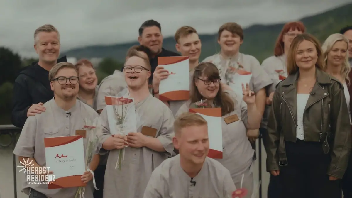 Die Azubis werden für ihre Leistung geehrt Was für ein toller Abschluss!