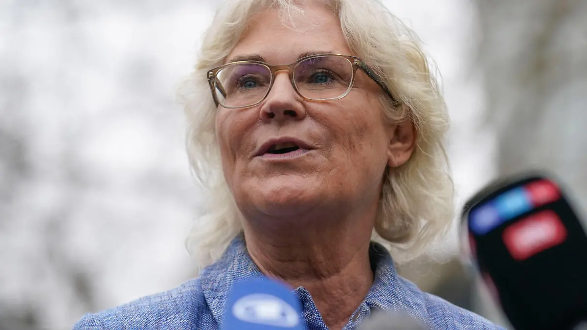 31.03.2022, USA, New York: Christine Lambrecht (SPD), Bundesverteidigungsministerin, spricht, vor dem Hauptquartier der Vereinten Nationen in New York, zu Medienvertretern. Foto: Seth Wenig/AP/dpa +++ dpa-Bildfunk +++