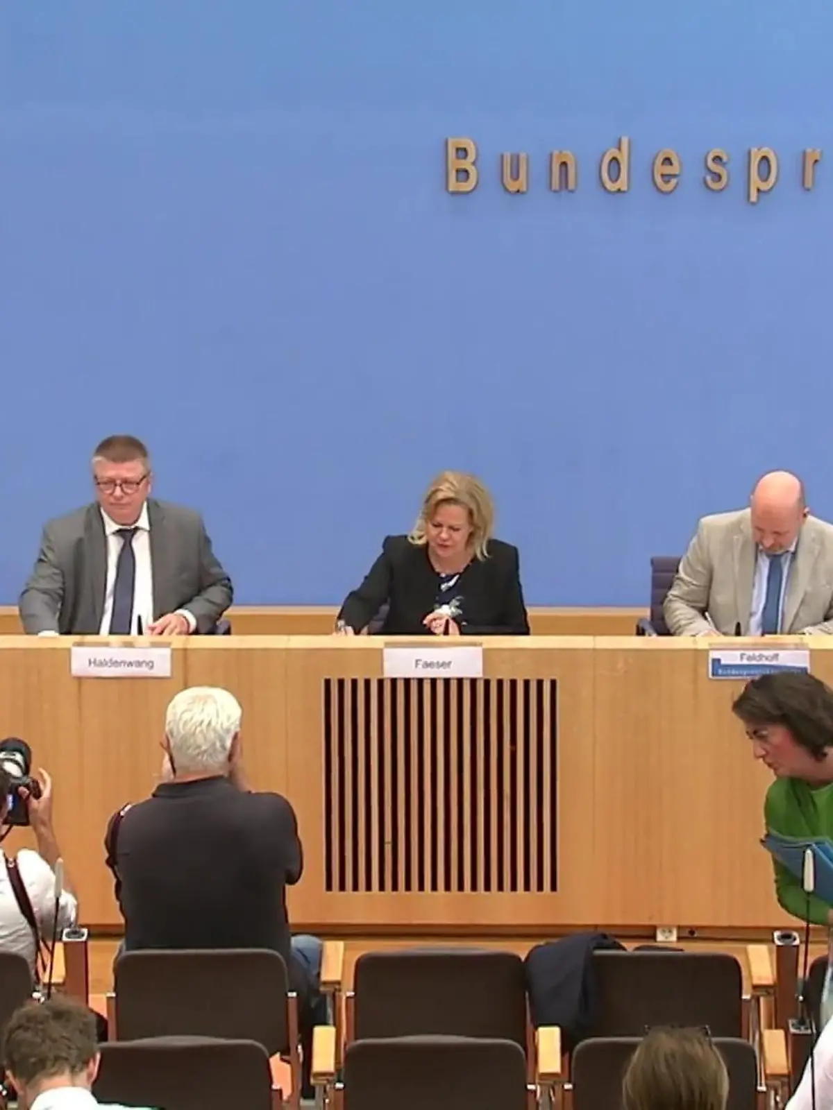 Bild zu: "Innenministerin stellt Bericht vor"
