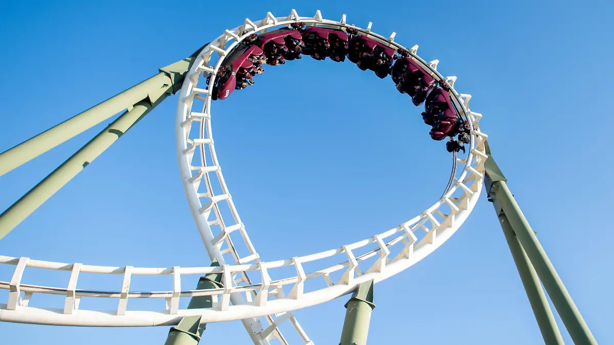 ARCHIV - 14.10.2018, Niedersachsen, Soltau: Besucher fahren mit der Achterbahn "Big Loop" im Heide-Park. Die Achterbahn besteht aus zwei Loopings und einem doppelten Korkenzieher. Die Freizeitparks und Zoos hatten sich auf die neue Saison vorbereitet, doch dann kam die Corona-Pandemie samt Kontaktbeschränkungen. Foto: Hauke-Christian Dittrich/dpa +++ dpa-Bildfunk +++