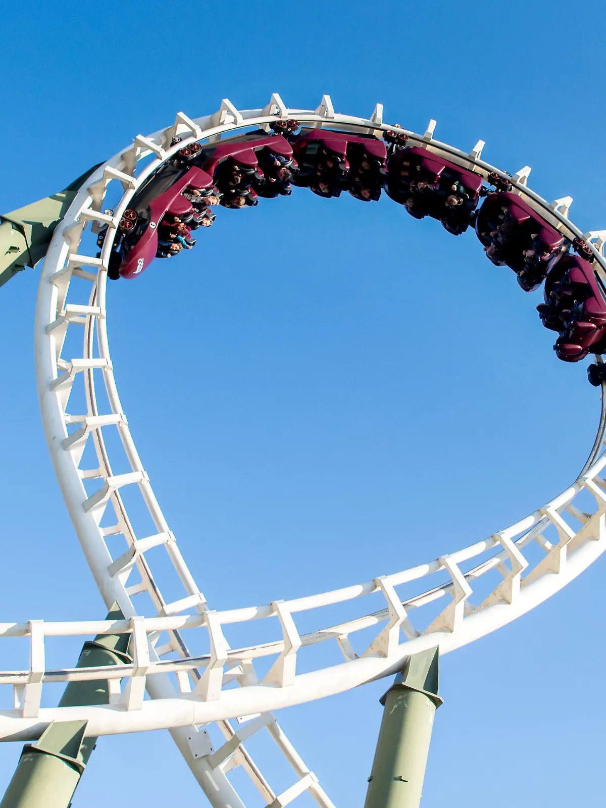 ARCHIV - 14.10.2018, Niedersachsen, Soltau: Besucher fahren mit der Achterbahn "Big Loop" im Heide-Park. Die Achterbahn besteht aus zwei Loopings und einem doppelten Korkenzieher. Die Freizeitparks und Zoos hatten sich auf die neue Saison vorbereitet, doch dann kam die Corona-Pandemie samt Kontaktbeschränkungen. Foto: Hauke-Christian Dittrich/dpa +++ dpa-Bildfunk +++