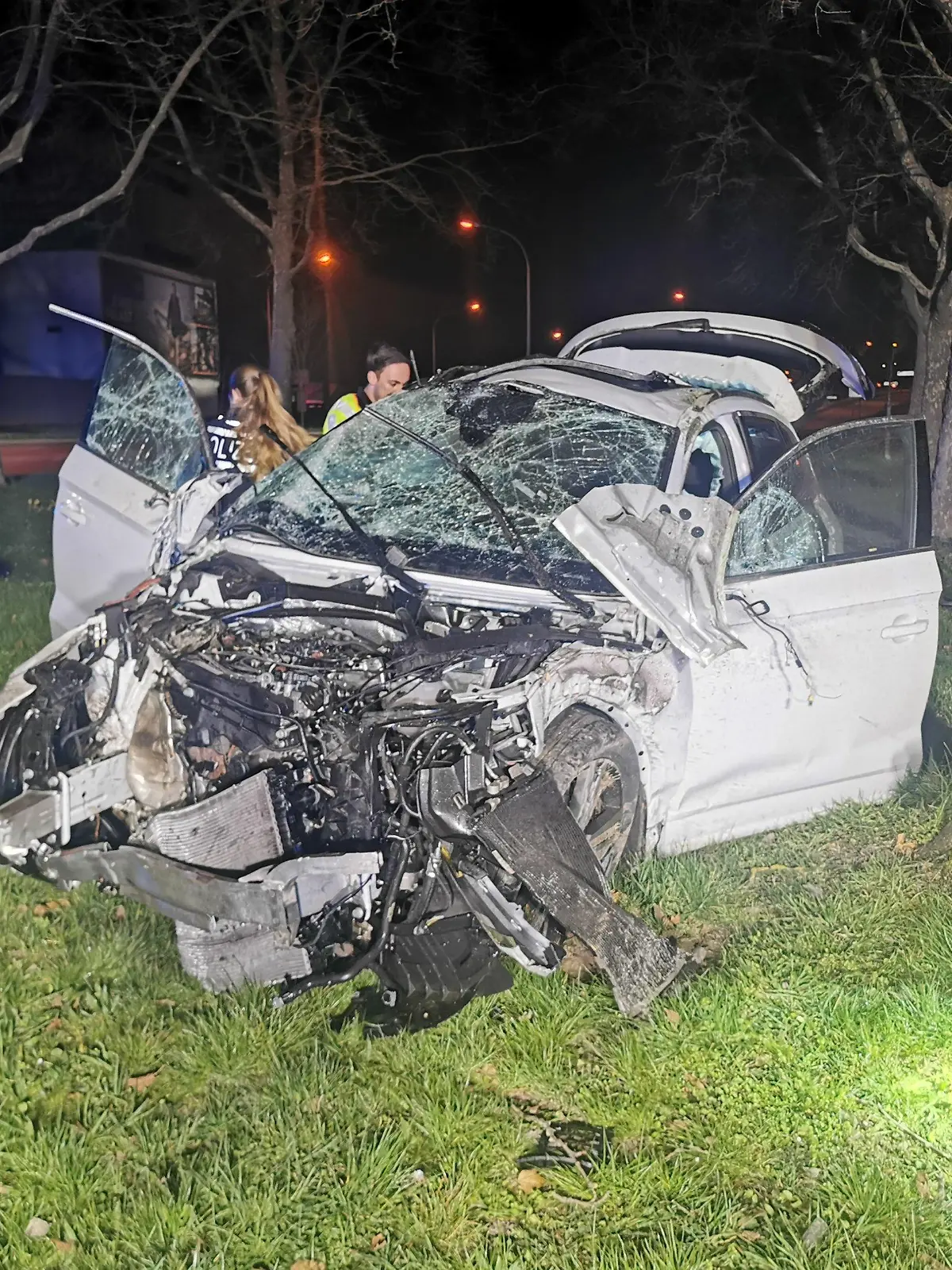 ARCHIV - 26.03.2022, Baden-Württemberg, Heilbronn: Polizisten arbeiten am Wrack eines PKW, der mit überhöhter Geschwindigkeit in der Neckartalstraße rechts von der Fahrbahn abkam, dann mit mehreren Verkehrsschildern kollidierte und nach einem Überschlag gegen mehrere Bäume prallte. Ein 21-Jähriger Fahrzeuginsasse wurde schwer verletzt, ebenso wie eine 24 Jahre alte Frau, die durch die Wucht des Aufpralls aus dem Wagen geschleudert wurde. (zu dpa: Autounfall inszeniert? - Polizei deckt versuchte Tötung auf) Foto: Julian Buchner/Einsatz-Report24/dpa +++ dpa-Bildfunk +++