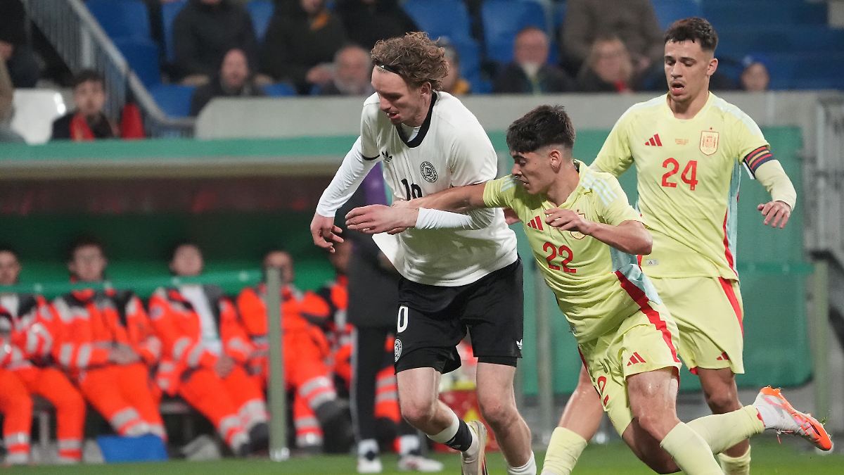 Fan stürzt bei U21Spiel von Deutschland gegen Spanien von der Tribüne