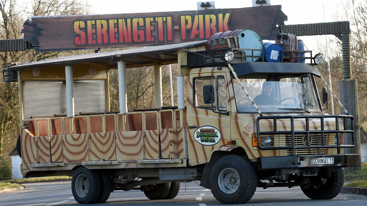 ARCHIV - 16.03.2016, Niedersachsen, Hodenhagen: Ein Safaribus steht vor dem Haupteingang zum Serengeti-Park Hodenhagen. Zwei Löwen haben einen Tierpfleger im Serengeti-Park in Hodenhagen angegriffen und schwer verletzt. (zu dpa: «Zwei Löwen greifen Tierpfleger an - schwer verletzt») Foto: Holger Hollemann/dpa +++ dpa-Bildfunk +++