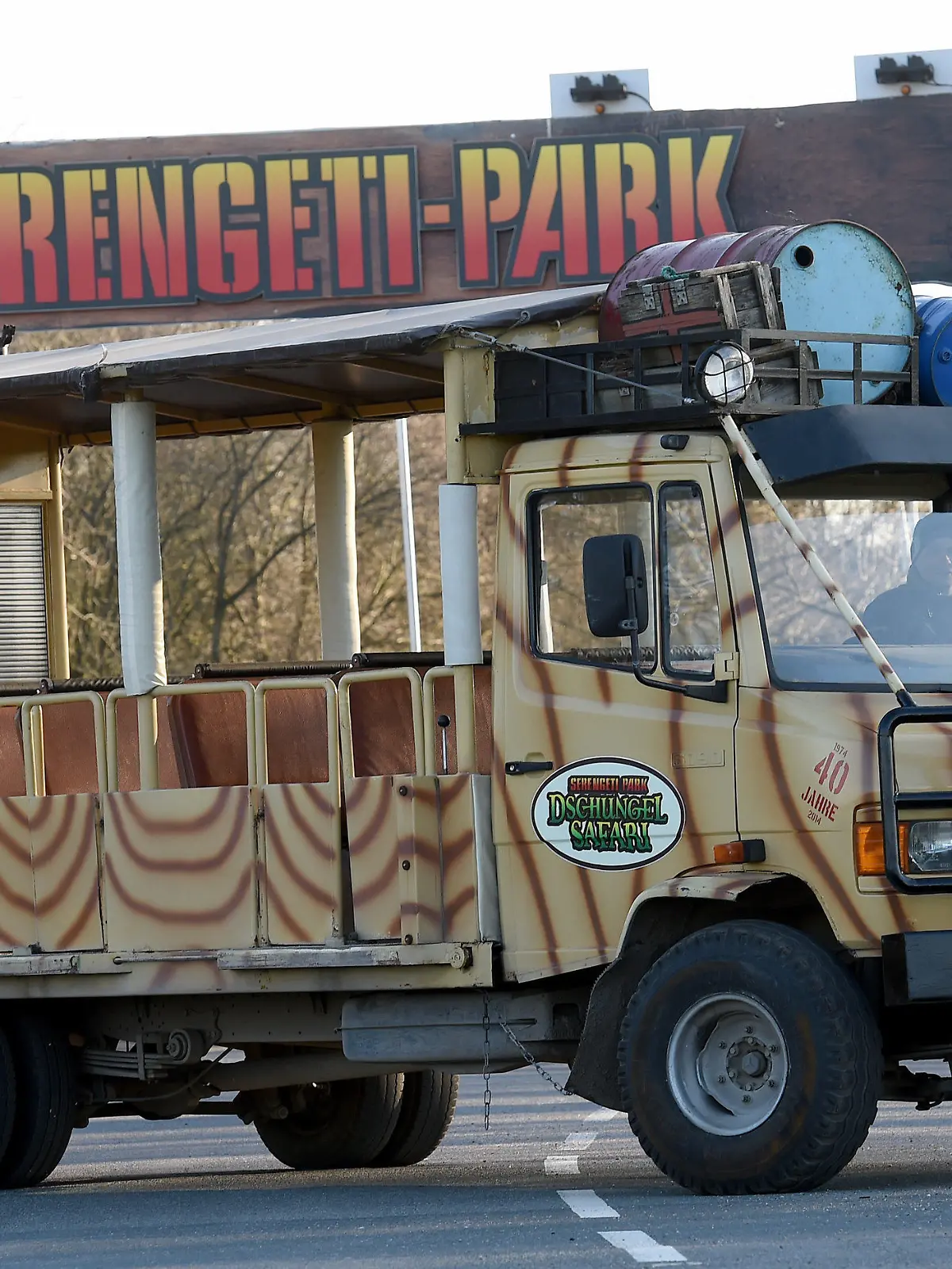 ARCHIV - 16.03.2016, Niedersachsen, Hodenhagen: Ein Safaribus steht vor dem Haupteingang zum Serengeti-Park Hodenhagen. Zwei Löwen haben einen Tierpfleger im Serengeti-Park in Hodenhagen angegriffen und schwer verletzt. (zu dpa: «Zwei Löwen greifen Tierpfleger an - schwer verletzt») Foto: Holger Hollemann/dpa +++ dpa-Bildfunk +++