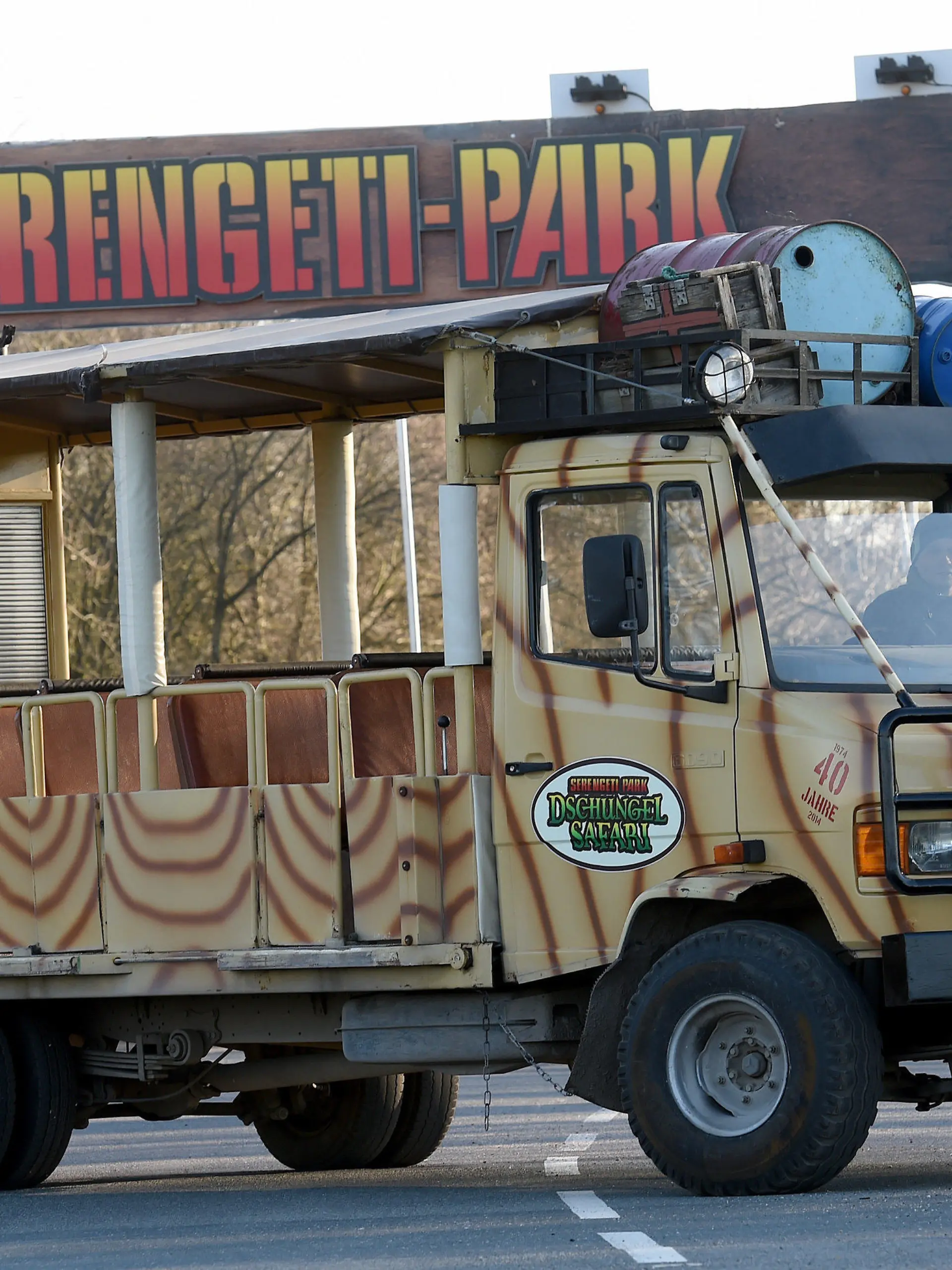 ARCHIV - 16.03.2016, Niedersachsen, Hodenhagen: Ein Safaribus steht vor dem Haupteingang zum Serengeti-Park Hodenhagen. Zwei Löwen haben einen Tierpfleger im Serengeti-Park in Hodenhagen angegriffen und schwer verletzt. (zu dpa: «Zwei Löwen greifen Tierpfleger an - schwer verletzt») Foto: Holger Hollemann/dpa +++ dpa-Bildfunk +++