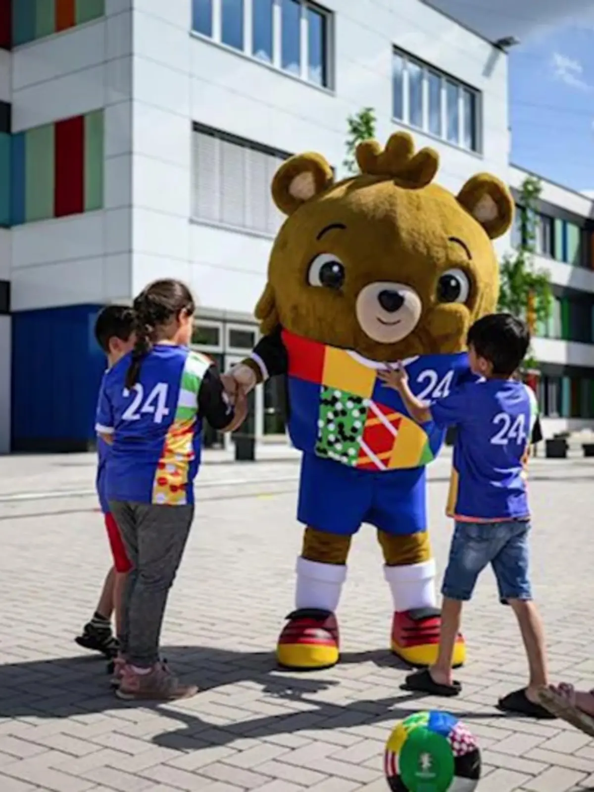 Das neue EM-Maskottchen hat eine Hose, aber noch keinen Namen! Nächstes Jahr findet die Fußball-Europameisterschaft bei uns in Deutschland statt! Und da braucht´s halt auch einen flauschigen Markenbotschafter. Den hat der ehemalige Nationalmannschaftskapitän Philipp Lahm heute in Gelsenkirchen präsentiert.