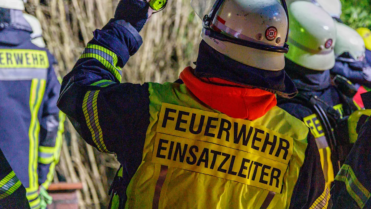  Osnabrueck, Deutschland 14. März 2022: Ein Einsatzleiter der Feuerwehr ist bei einem Brand mit seinen Feuerwehrmännern im Einsatz. Niedersachsen *** Osnabrueck, Germany 14 March 2022 A fire department leader is on duty with his firefighters during a fire Lower Saxony Copyright: xFotostandx/xReissx