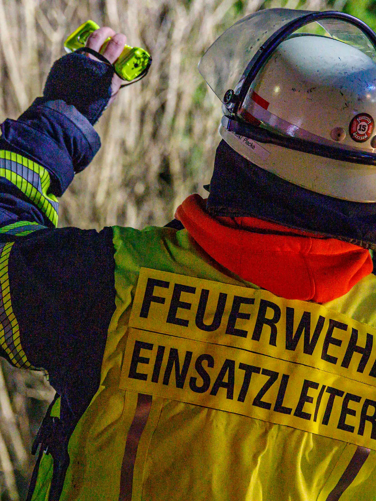  Osnabrueck, Deutschland 14. März 2022: Ein Einsatzleiter der Feuerwehr ist bei einem Brand mit seinen Feuerwehrmännern im Einsatz. Niedersachsen *** Osnabrueck, Germany 14 March 2022 A fire department leader is on duty with his firefighters during a fire Lower Saxony Copyright: xFotostandx/xReissx