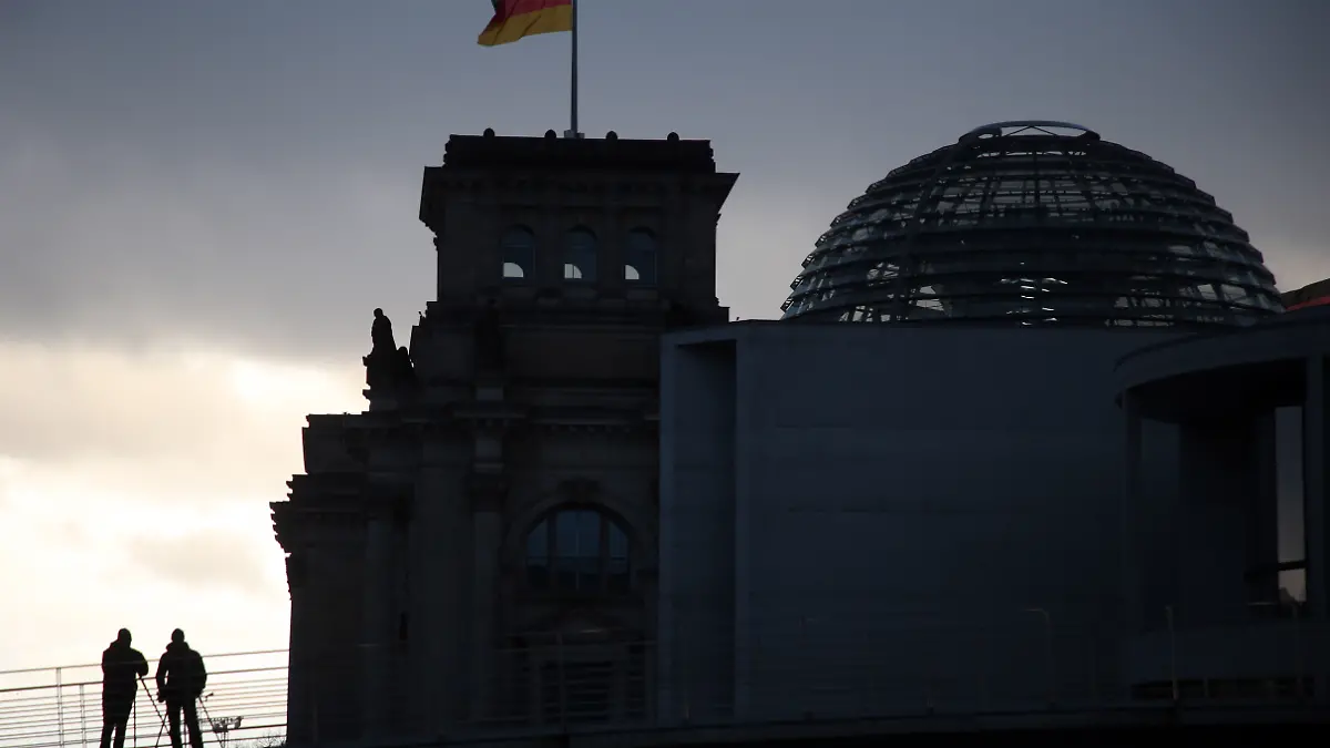 Dunkle Woken über dem Reichstagsgebäude in Berlin, dem Sitz des Deutschen Bundestages