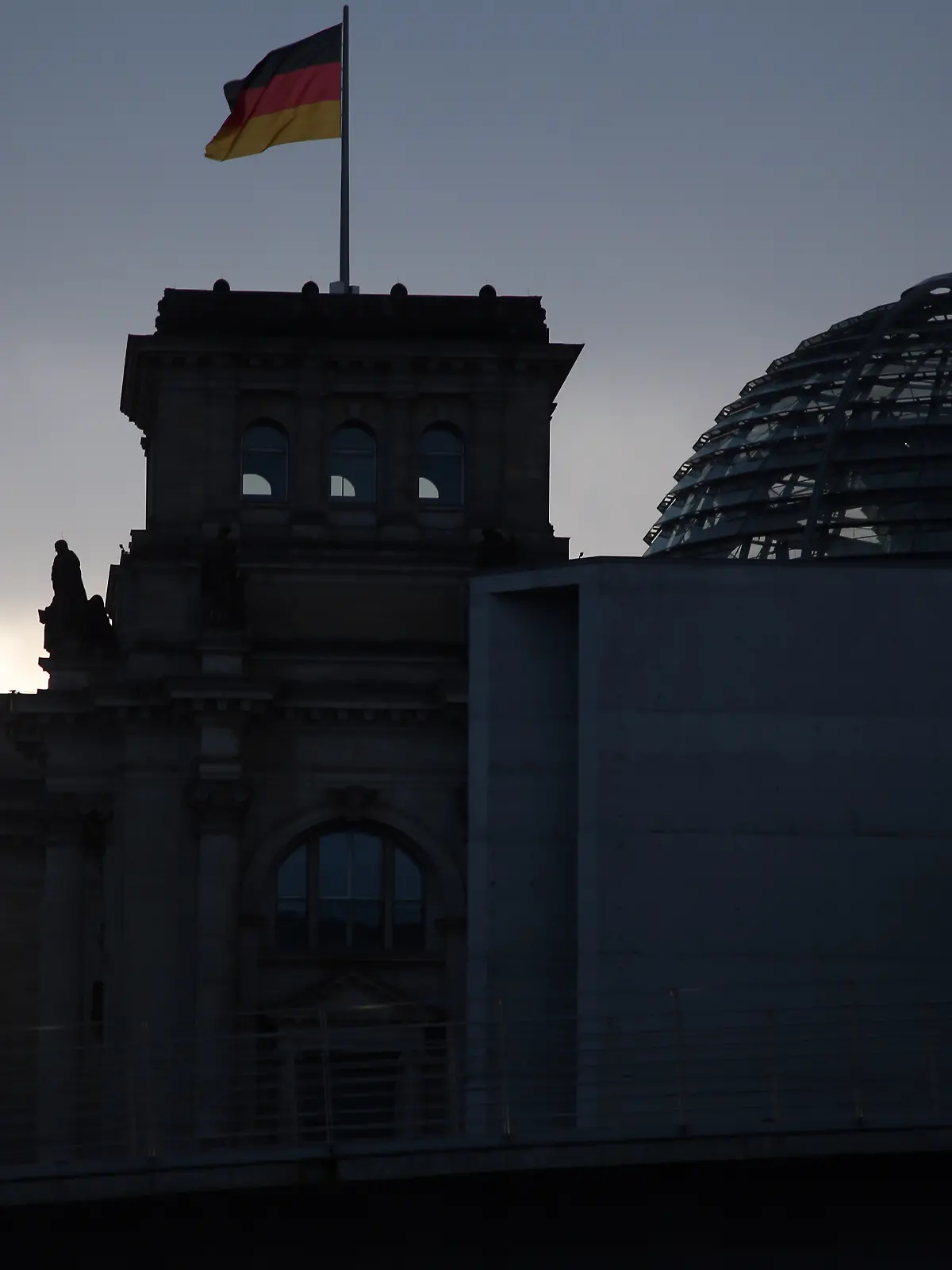 Dunkle Woken über dem Reichstagsgebäude in Berlin,  dem Sitz des Deutschen Bundestages 