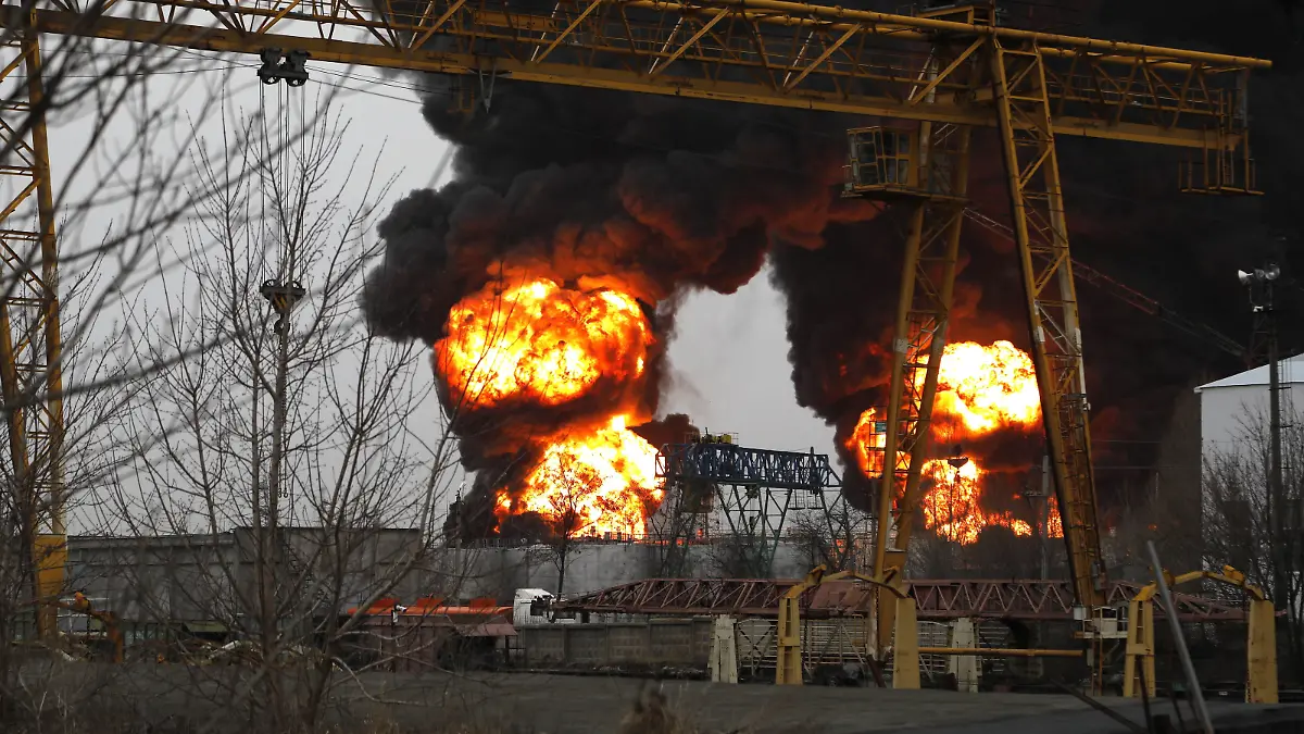 Ukraine-Konflikt, Russland, Mutmaßlicher Raketenangriff auf Öllager in Belgorod BELGOROD, RUSSIA - APRIL 1, 2022: Smoke rises over an oil depot hit by fire. According to the Belgorod City Administration, the fire was caused by an airstrike carried out by two helicopters of the Armed Forces of Ukraine that violated Russian airspace. Anton Vergun/TASS PUBLICATIONxINxGERxAUTxONLY TS12A882