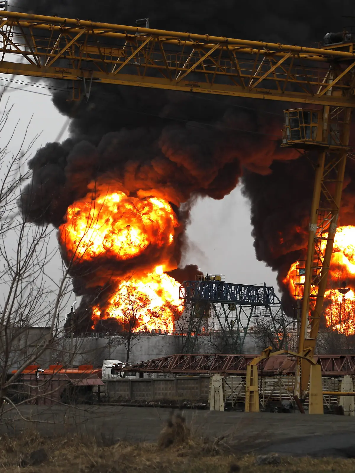 Ukraine-Konflikt, Russland, Mutmaßlicher Raketenangriff auf Öllager in Belgorod BELGOROD, RUSSIA - APRIL 1, 2022: Smoke rises over an oil depot hit by fire. According to the Belgorod City Administration, the fire was caused by an airstrike carried out by two helicopters of the Armed Forces of Ukraine that violated Russian airspace. Anton Vergun/TASS PUBLICATIONxINxGERxAUTxONLY TS12A882