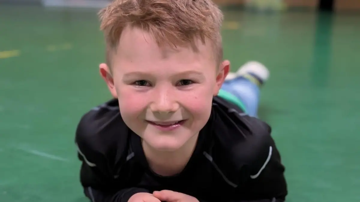 Der kleine Matti Lindemann (8) hat vor vier Jahren als Bambini beim Fußballsportverein im hessischen Espenau angefangen. 