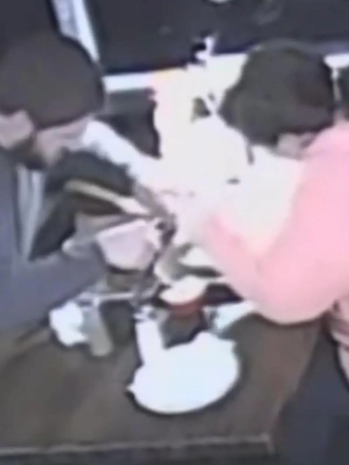 Ein Pärchen sitzt im Restaurant, der Mann legt Haare aufs Essen