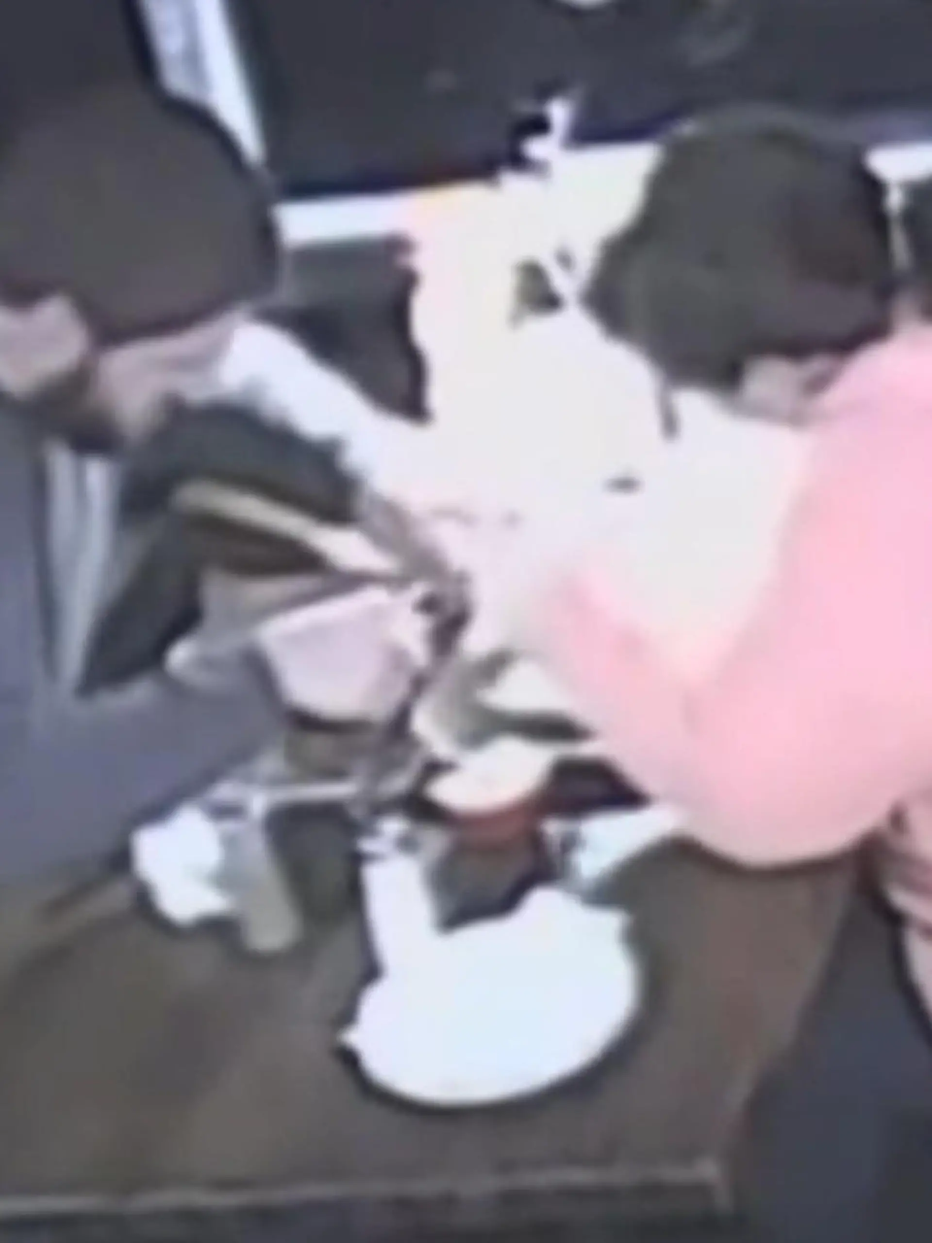Ein Pärchen sitzt im Restaurant, der Mann legt Haare aufs Essen