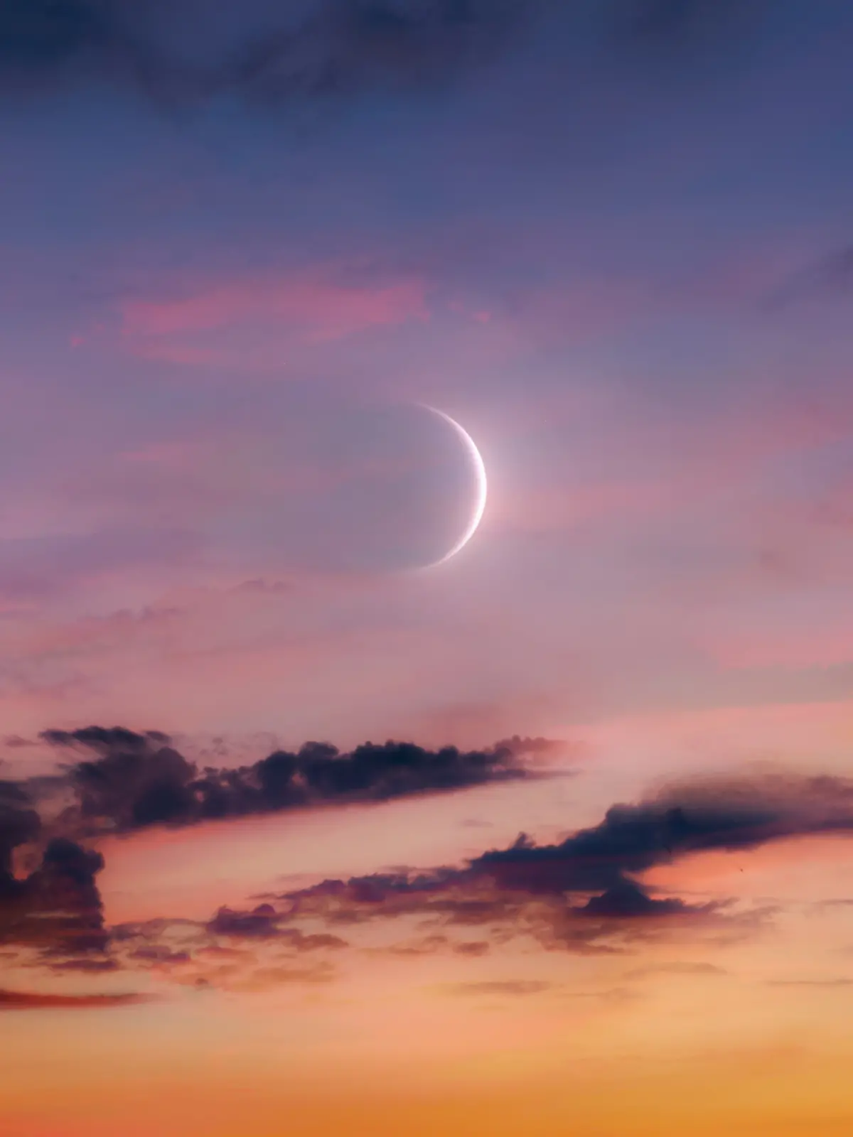 Ein Neumond beim Sonnenuntergang.