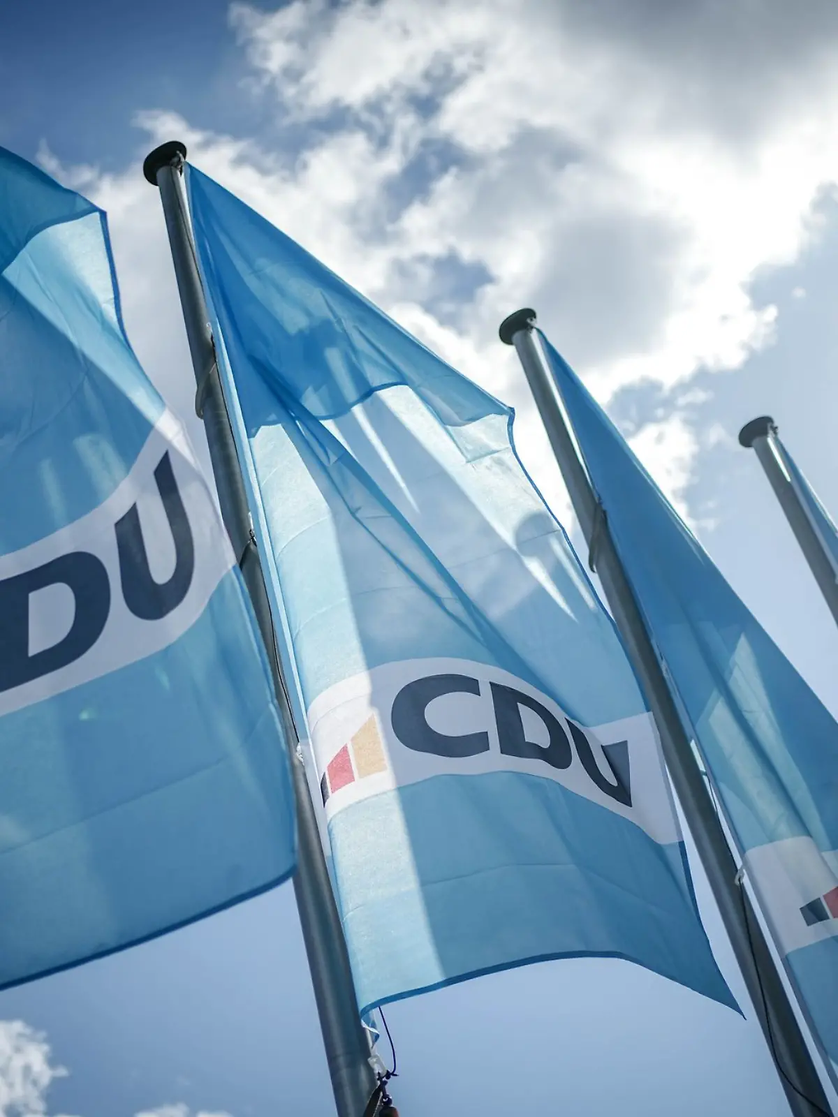 Bild zu: "Klima-Aktivisten wollen sich in CDU-Zentrale festkleben!"